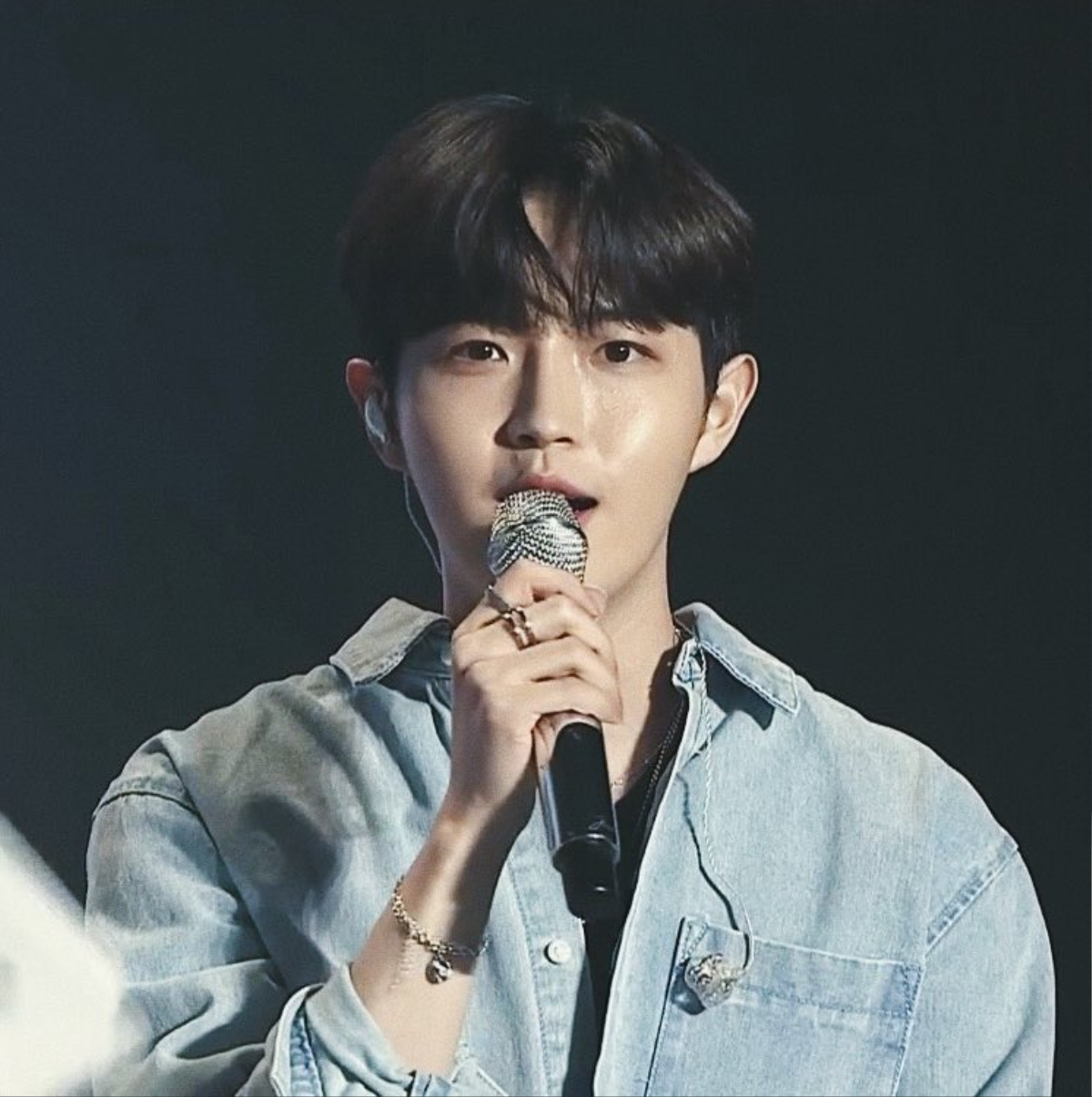 Điều gì đã khiến fan Wanna One rần rần với sân khấu của cựu main vocal Jaehwan tại concert gây quỹ chống COVID-19 thế này? Ảnh 1