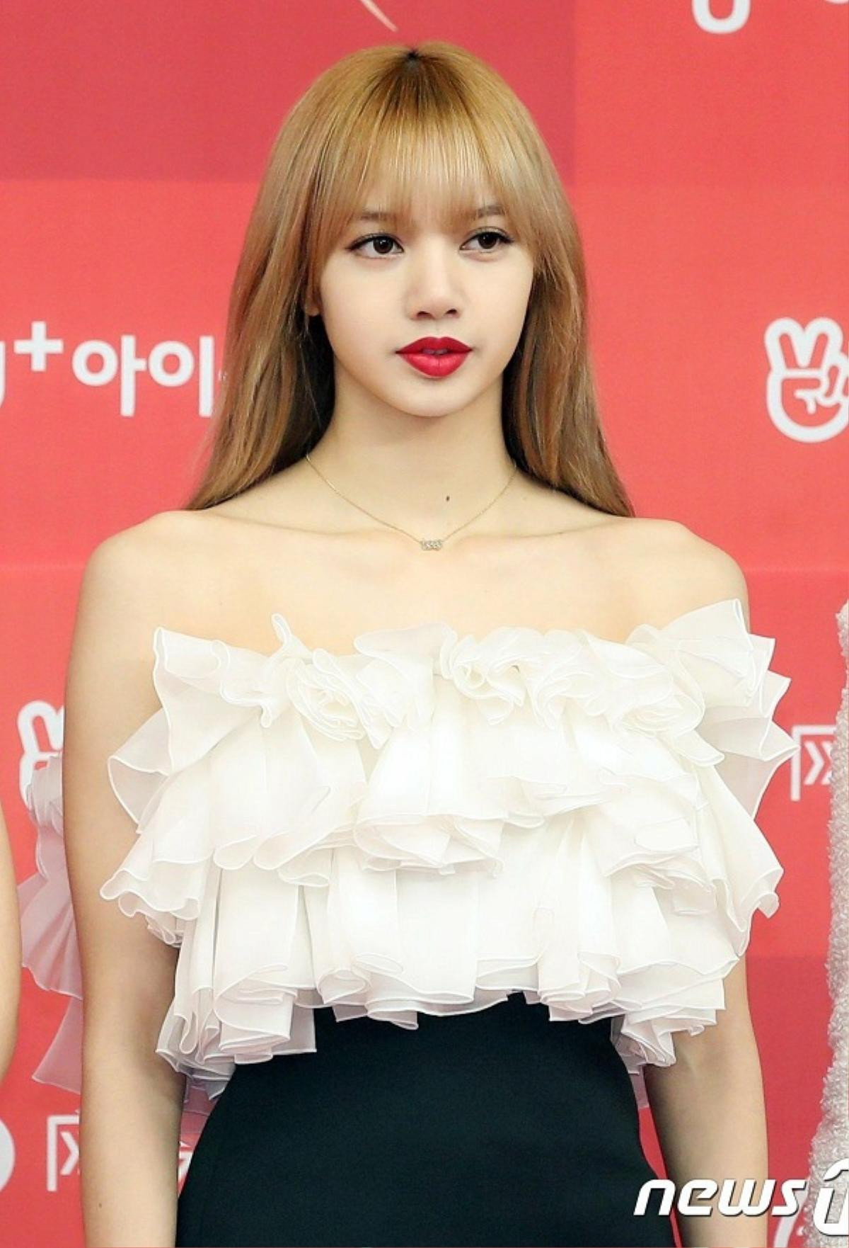 Lisa, Suzy, 'nữ thần Yoona' bao lần khoe xương quai xanh khiến fan mê mệt Ảnh 1