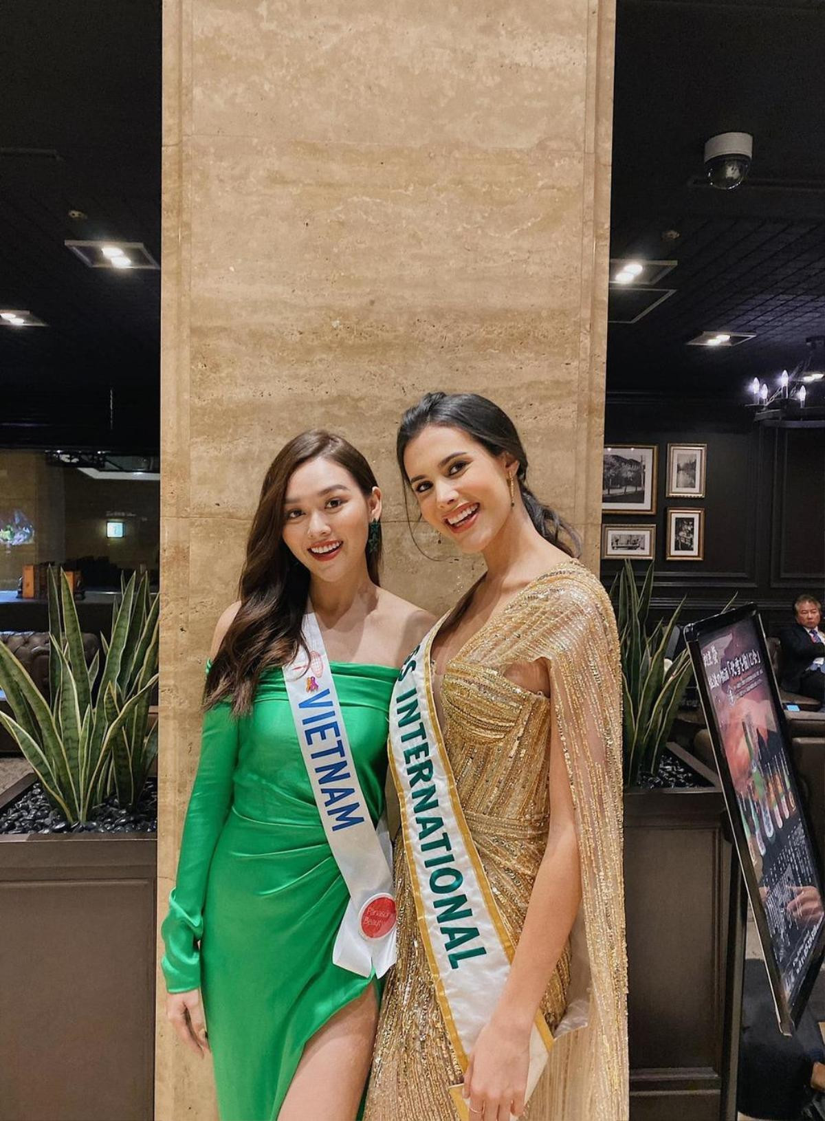 Lương Thùy Linh 'nổi trội' trước Megan Young - Vanessa Ponce, Tường San nền nã bên Hoa hậu Quốc tế Ảnh 7