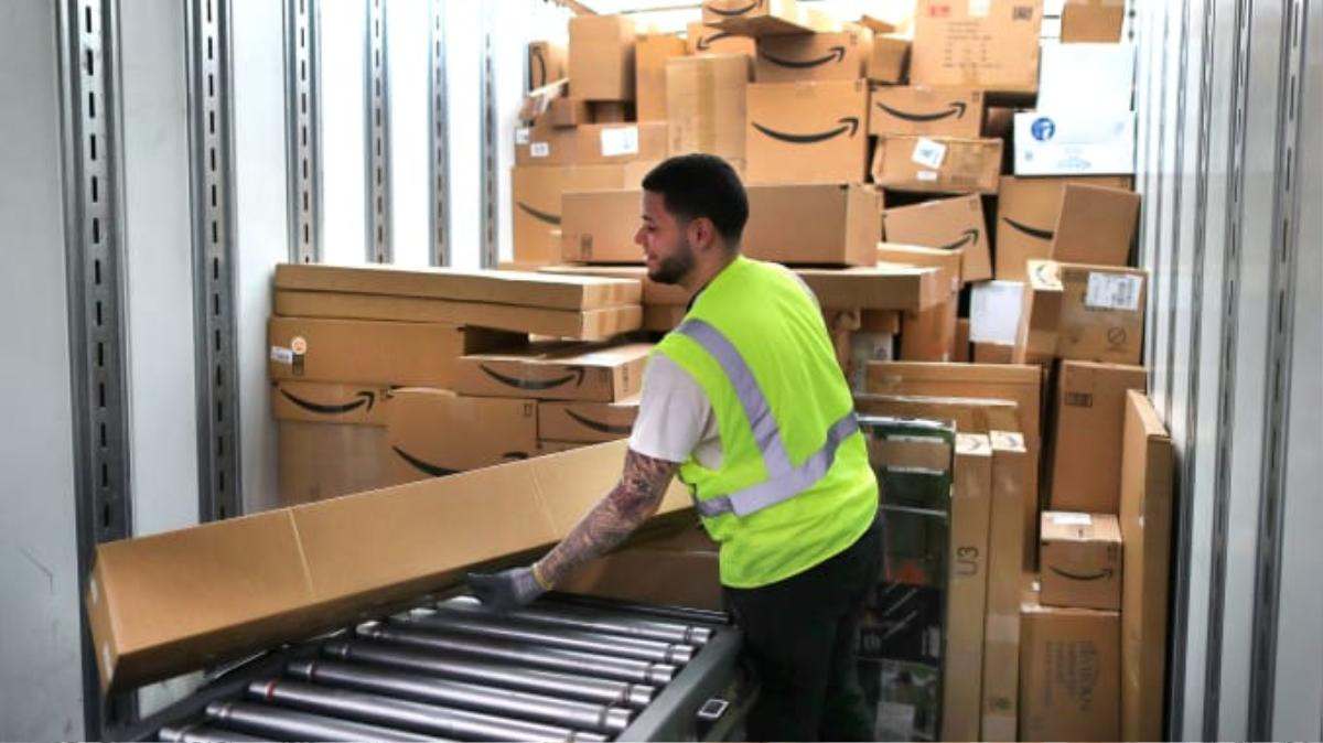 Việc làm không hết, Amazon lại  tuyển thêm hàng chục nghìn nhân sự giữa bão COVID-19 Ảnh 1