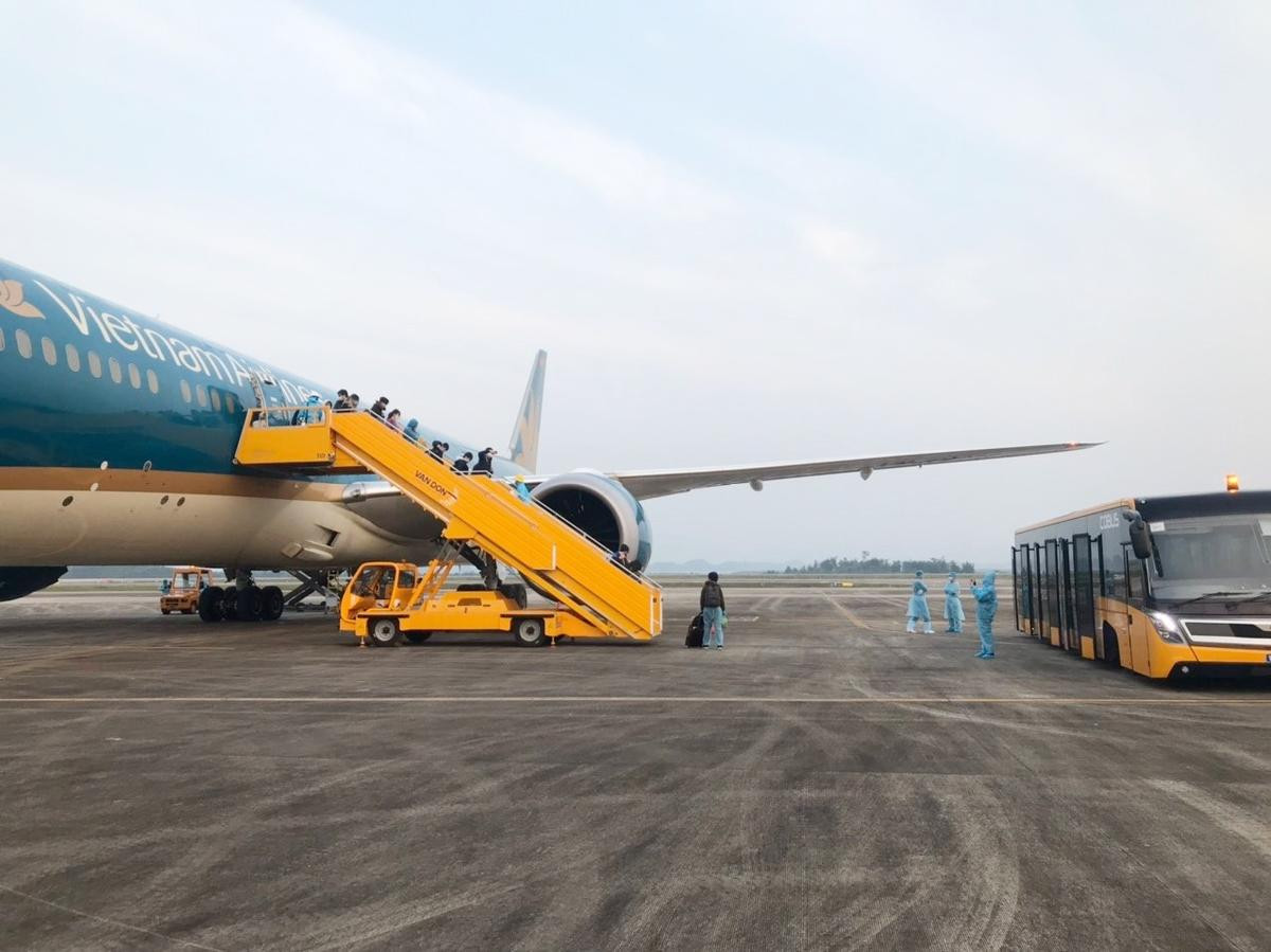 Vietnam Airlines chở hơn 100 người Anh ‘mắc kẹt’ và đưa 93 công dân Việt Nam hồi hương về nước Ảnh 9