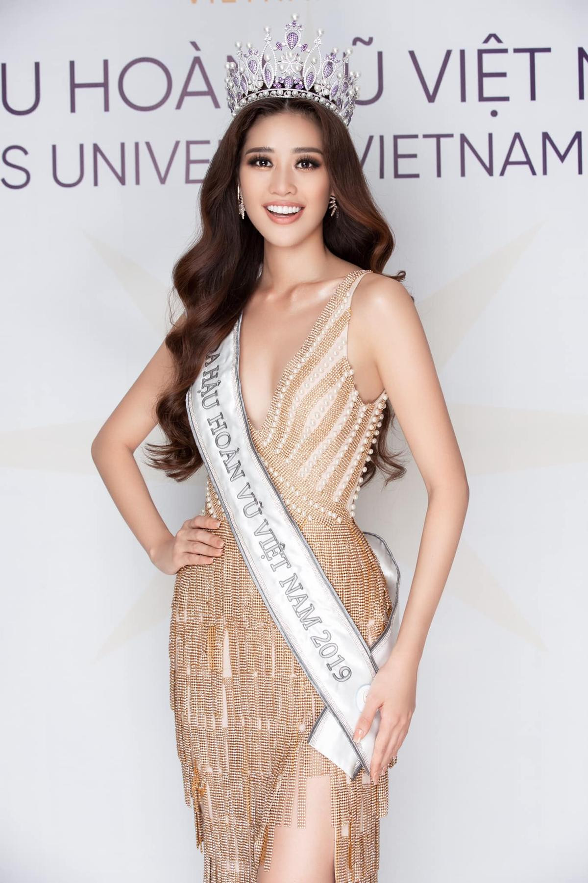 Khánh Vân đổi style chóng mặt, fan trầm trồ: 'Lột xác đến lúc thi Miss Universe 2020 là vừa' Ảnh 4