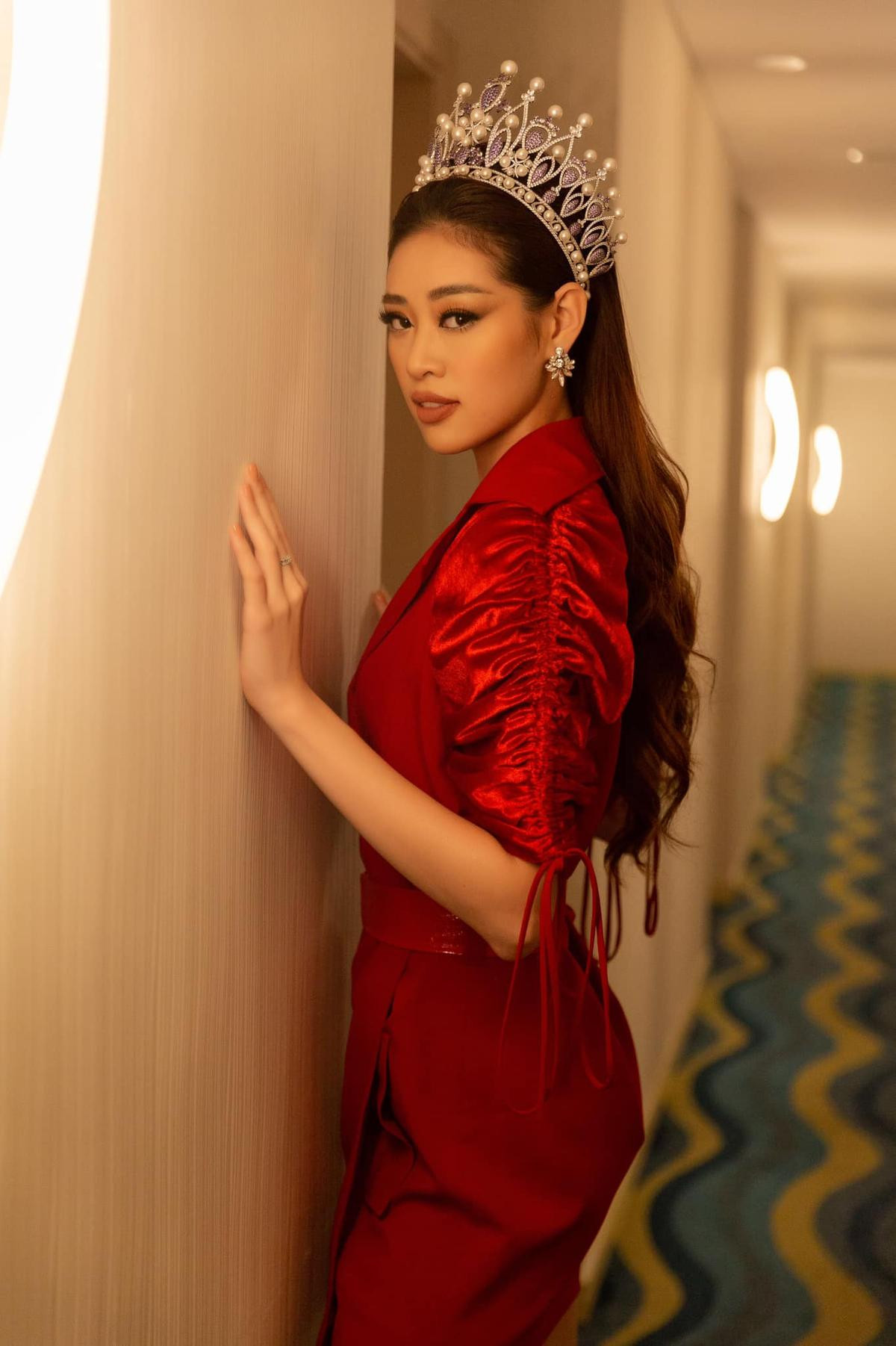 Khánh Vân đổi style chóng mặt, fan trầm trồ: 'Lột xác đến lúc thi Miss Universe 2020 là vừa' Ảnh 26