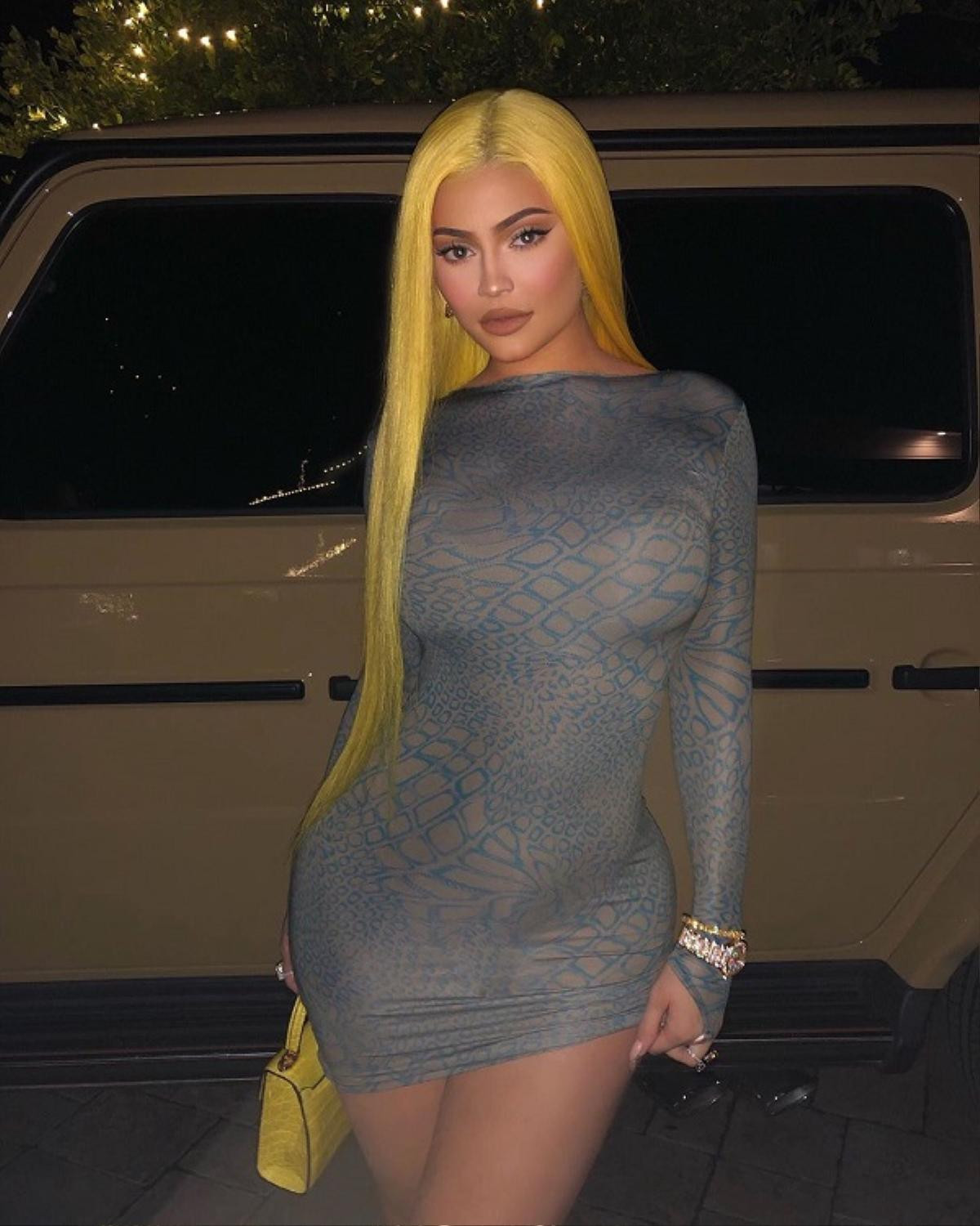 Mặc cảm vì vòng 1 quá khổ cứ học Kylie Jenner cách lên đồ đầy điệu nghệ Ảnh 6