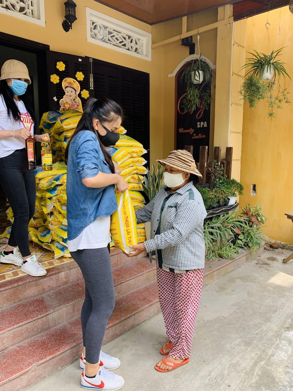 Hoa hậu Tiểu Vy cùng mẹ trao 1000 ký gạo cho bà con khó khăn tại Hội An Ảnh 6