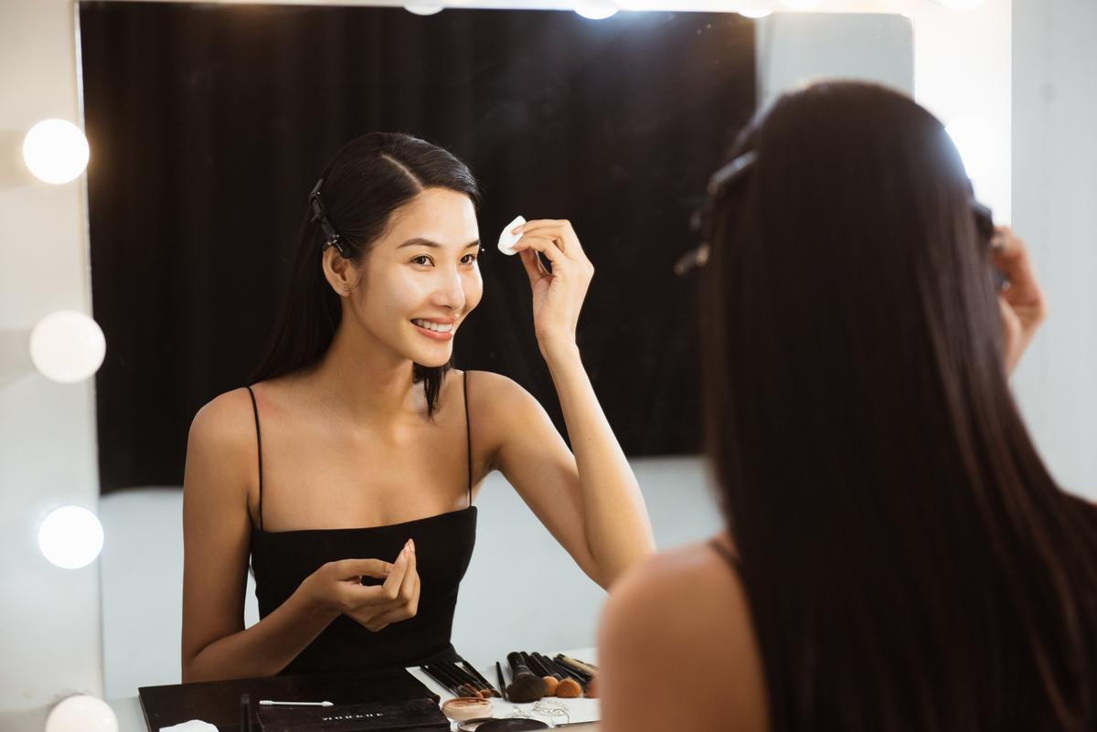 Nối gót H'Hen Niê - Hoàng Thùy, Khánh Vân học make-up sẵn sàng chinh chiến Miss Universe 2020 Ảnh 6