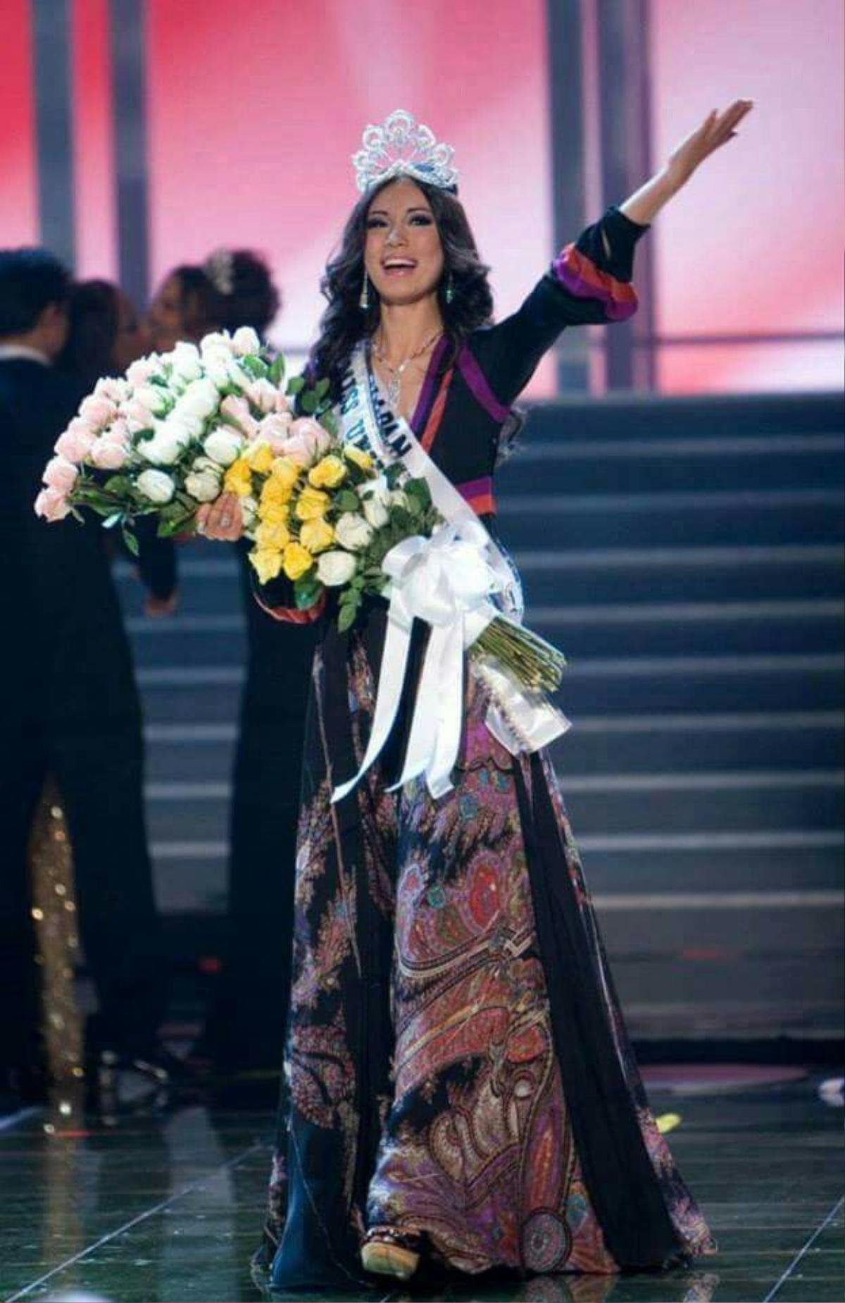 Đầm dạ hội bị chê tơi bời tại Miss Universe: Bộ giống váy ngủ, bộ như khăn trải bàn lai rèm cửa Ảnh 9