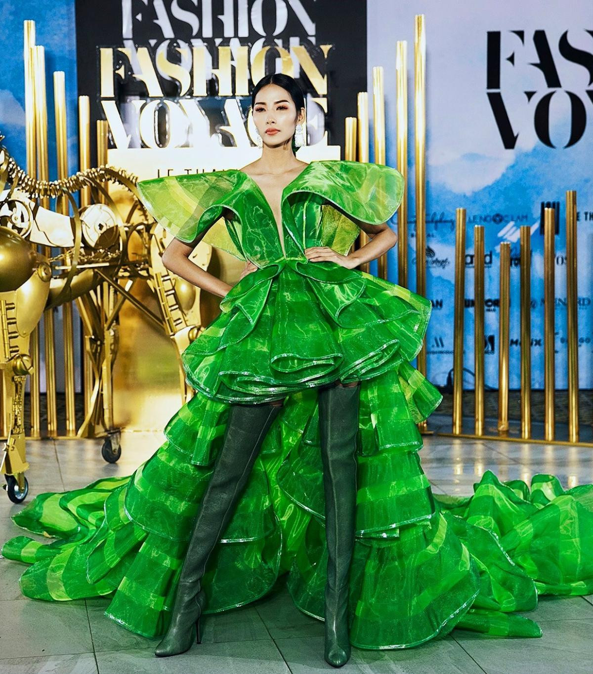 Hoàng Thùy 9 năm càn quét sàn runway: Vedette hàng đầu Việt Nam, 'nữ hoàng catwalk' Miss Universe Ảnh 16