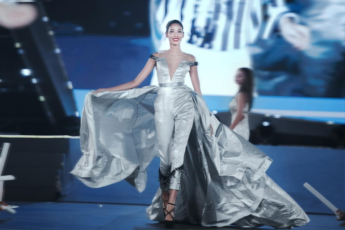 Hoàng Thùy 9 năm càn quét sàn runway: Vedette hàng đầu Việt Nam, 'nữ hoàng catwalk' Miss Universe Ảnh 13