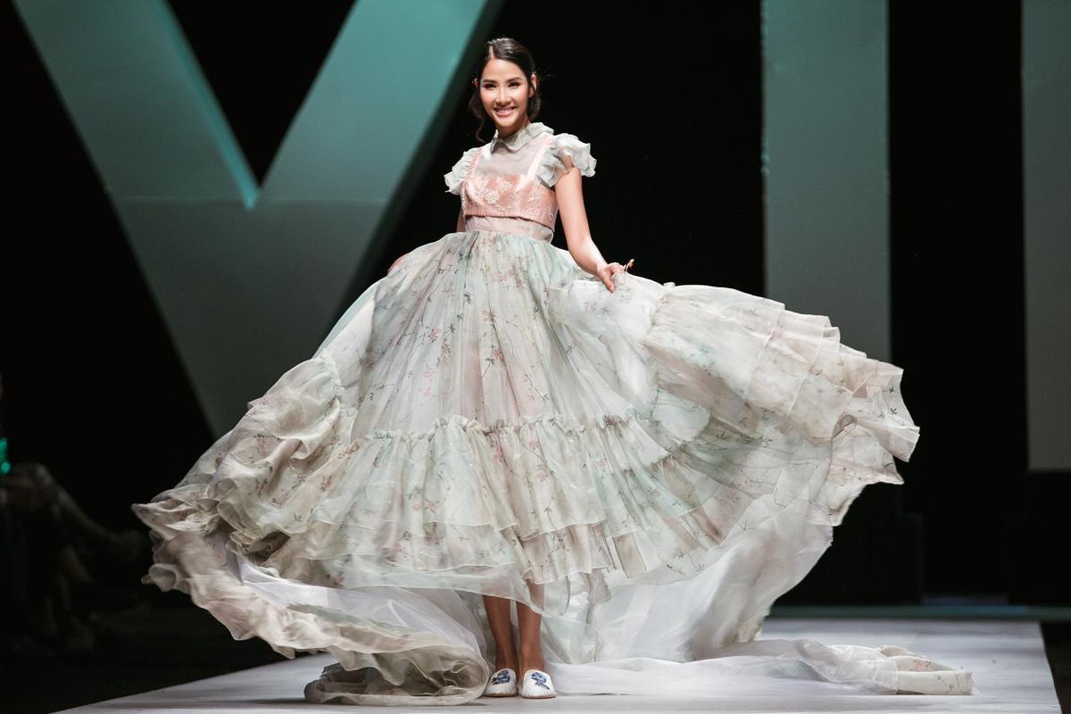 Hoàng Thùy 9 năm càn quét sàn runway: Vedette hàng đầu Việt Nam, 'nữ hoàng catwalk' Miss Universe Ảnh 15