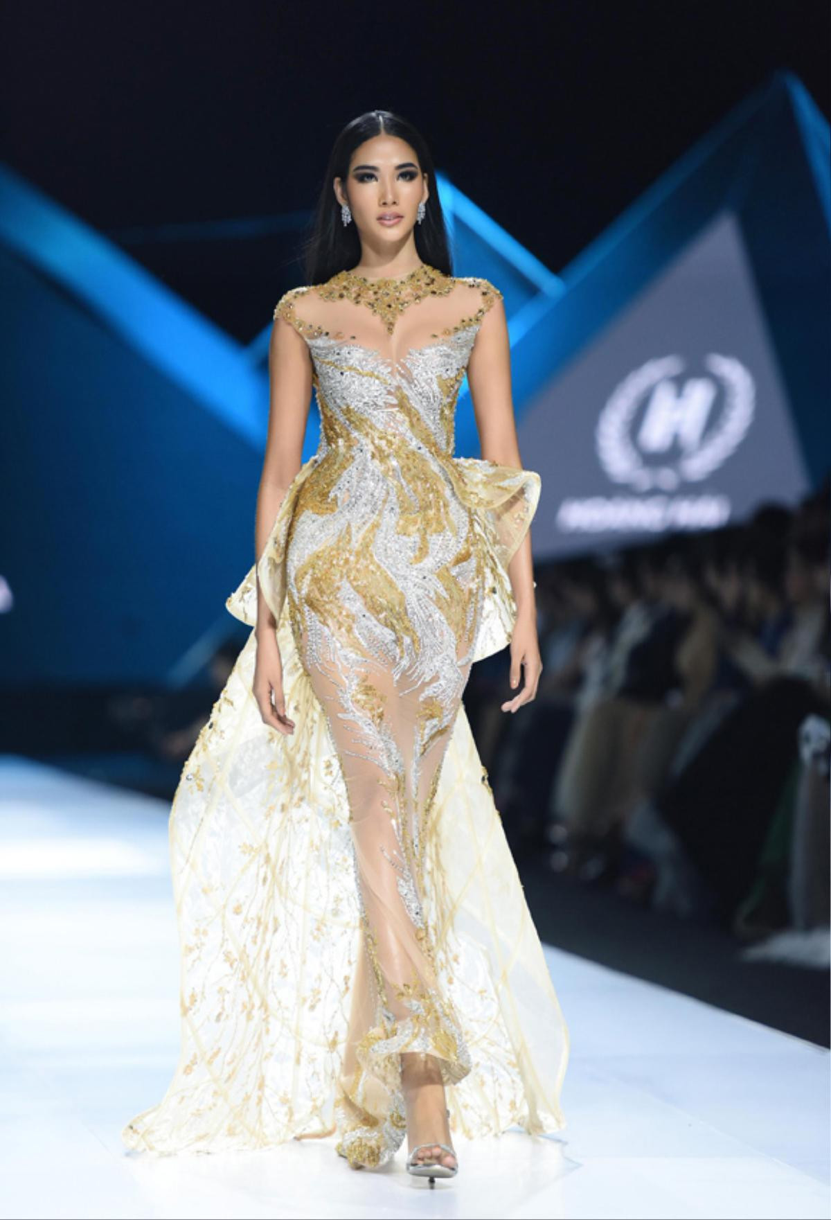 Hoàng Thùy 9 năm càn quét sàn runway: Vedette hàng đầu Việt Nam, 'nữ hoàng catwalk' Miss Universe Ảnh 23