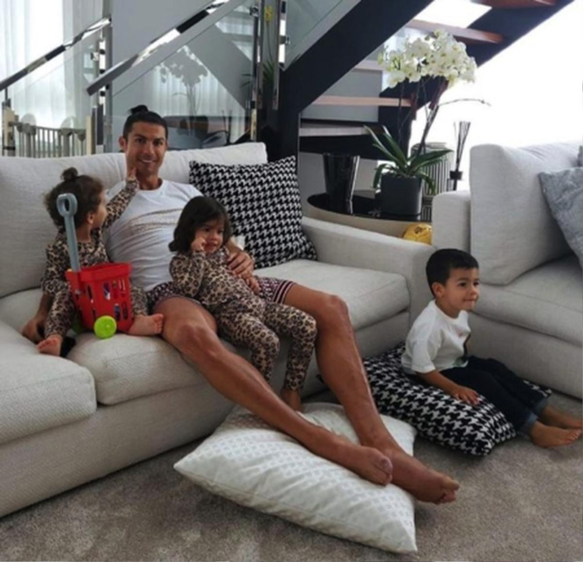 Ronaldo dạy con trai học cách ăn mừng trứ danh của mình Ảnh 1