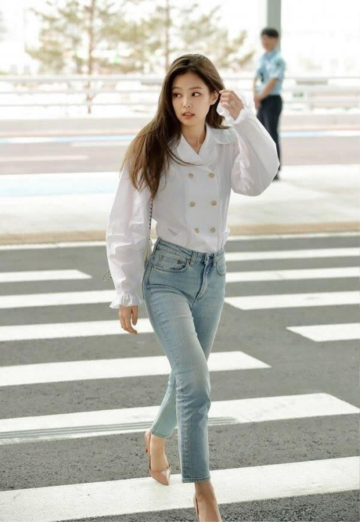 Chỉ cần diện sơ mi blouse trắng thôi Jennie Black Pink, Suzy 'đốn tim' cả khối người Ảnh 4