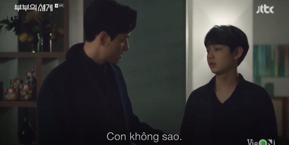 Ngay sau vụ ném đá, Lee Tae Oh đến sửa chữa cánh cửa và trấn an con trai, thật hoàn hảo