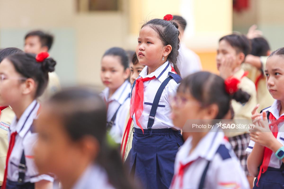 Cô bé lớp 3 khóc nức nở vì bạn thân chuyển trường khiến Jun Phạm xúc động nhớ về thời học trò Ảnh 4