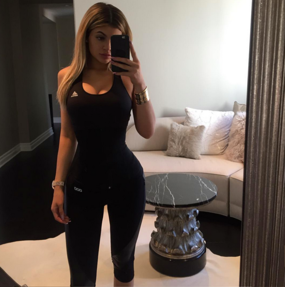 Từ Kylie Jenner đến Hoa hậu Khánh Vân 'nghiện' mặc đồ tập gym kể cả khi ở nhà Ảnh 1