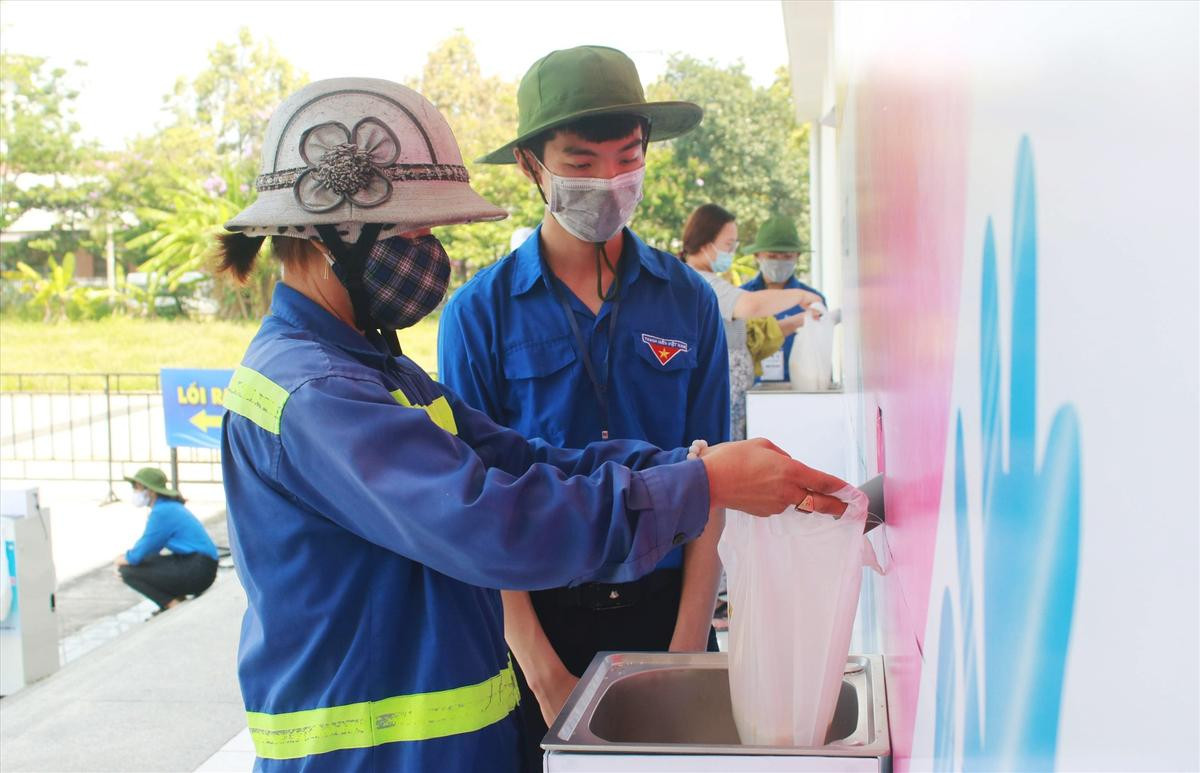 'ATM gạo' tự động loa tỏa yêu thương ở Đà Nẵng: Không phân biệt bạn đi xe gì, ai cần cứ đến lấy! Ảnh 1