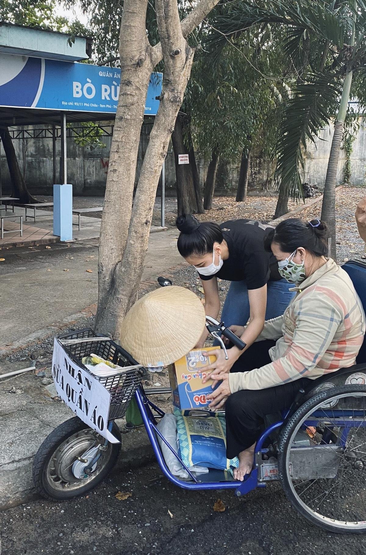 Á hậu Kim Duyên đội nắng trao tặng 1 tấn gạo cho hội người khiếm thị tỉnh Tây Ninh Ảnh 2