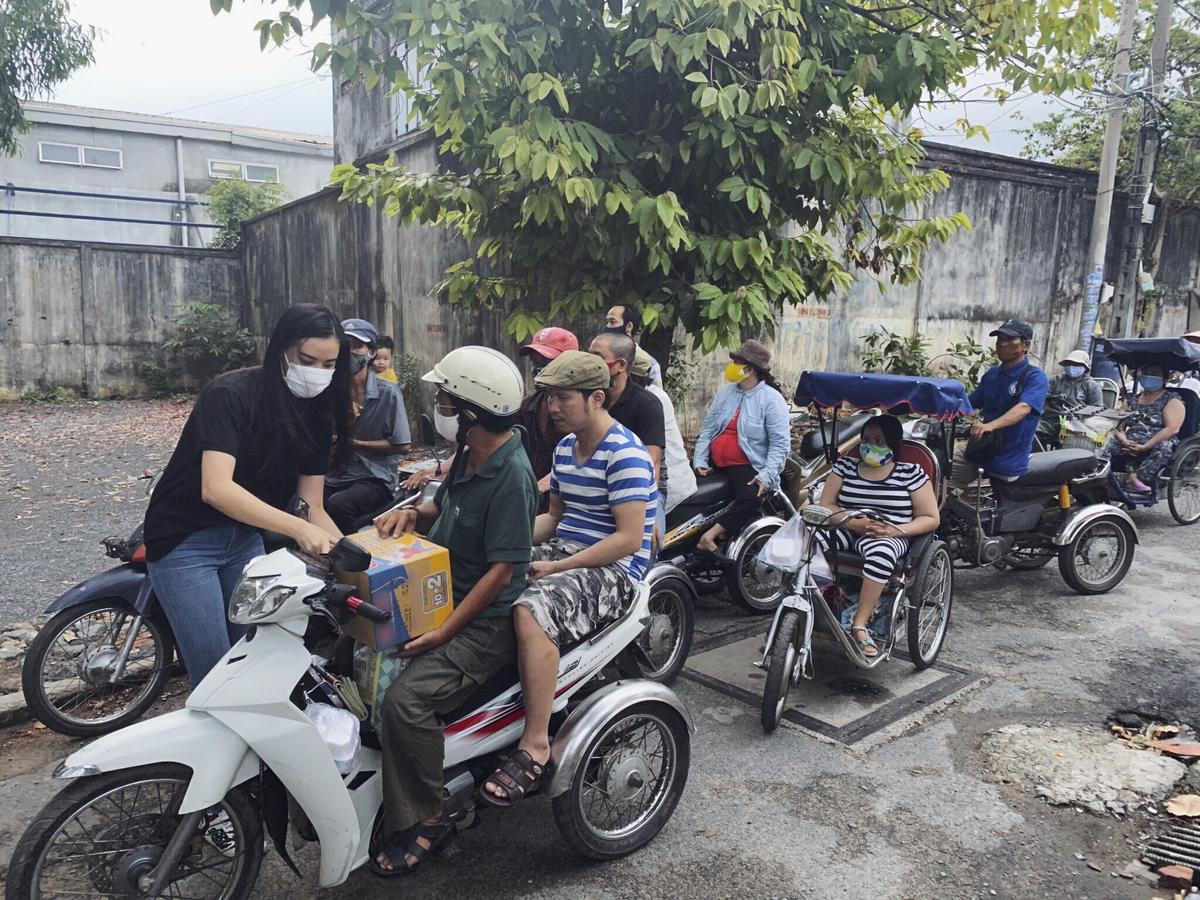 Á hậu Kim Duyên đội nắng trao tặng 1 tấn gạo cho hội người khiếm thị tỉnh Tây Ninh Ảnh 4