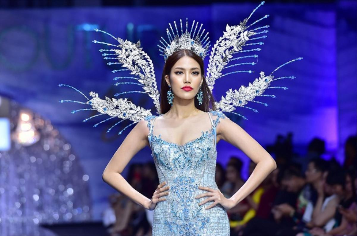 17 màn diễn Vedette đẳng cấp 'quét sạch' sàn runway của Lan Khuê trước khi thành 'mẹ bỉm sữa' Ảnh 10