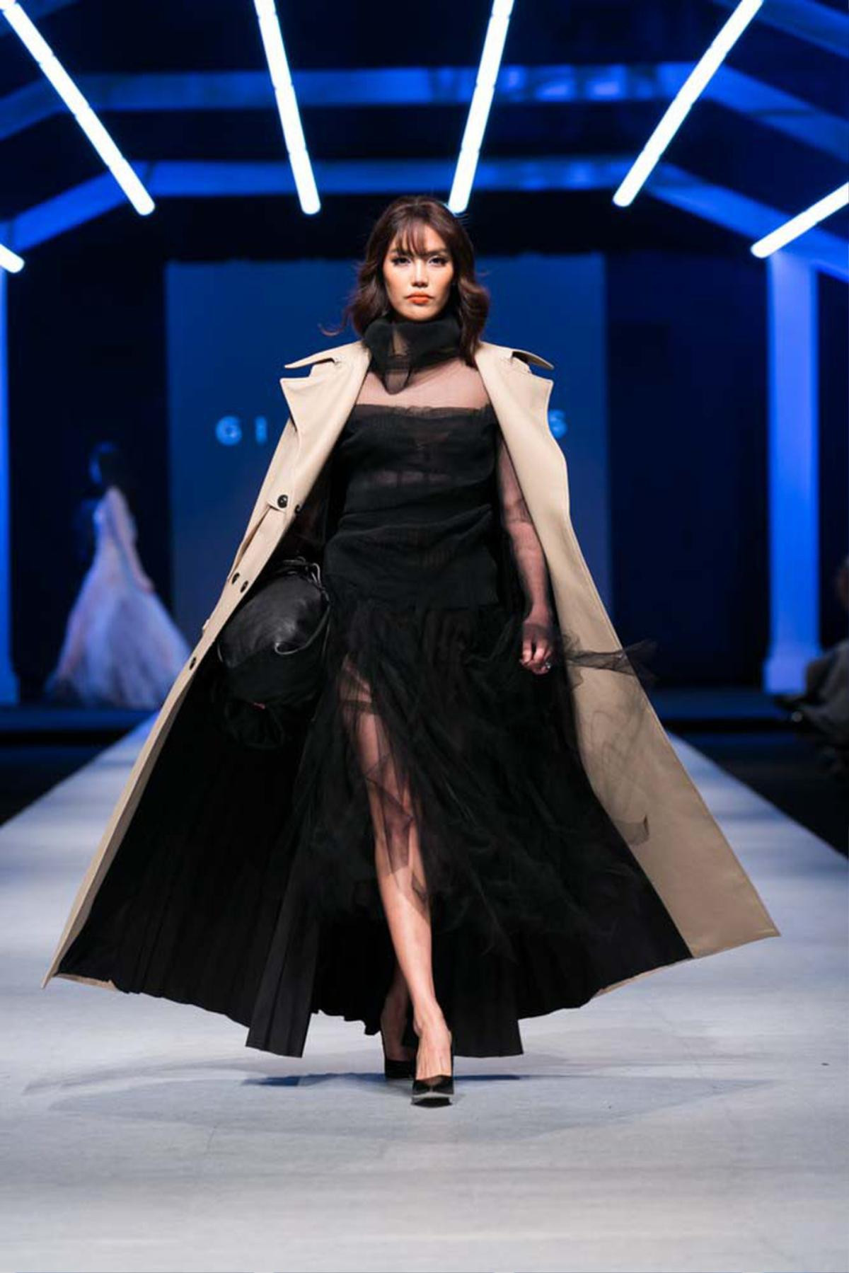 17 màn diễn Vedette đẳng cấp 'quét sạch' sàn runway của Lan Khuê trước khi thành 'mẹ bỉm sữa' Ảnh 15