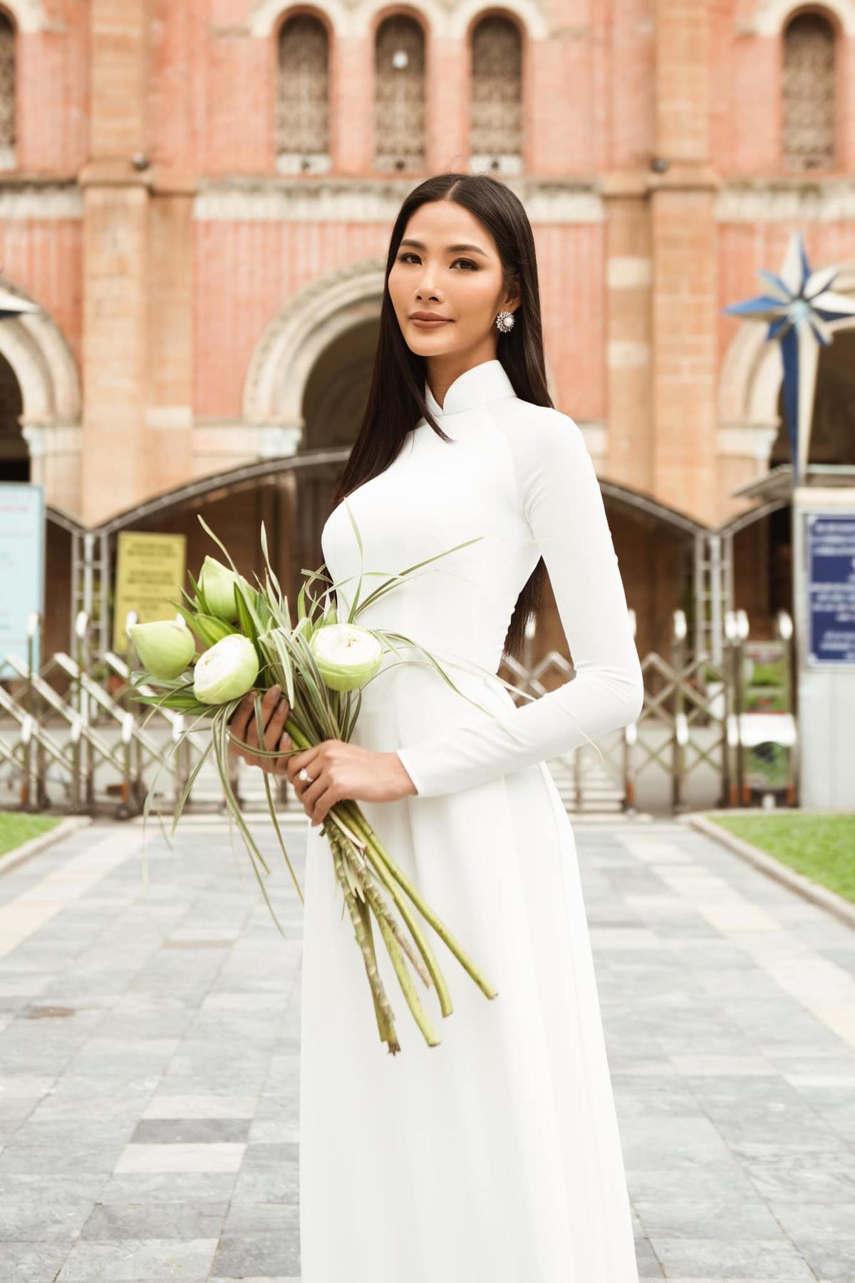 Hoàng Thùy diện áo dài trắng 'phủ sóng' Miss Universe: Fan chờ National Costume của Khánh Vân Ảnh 2