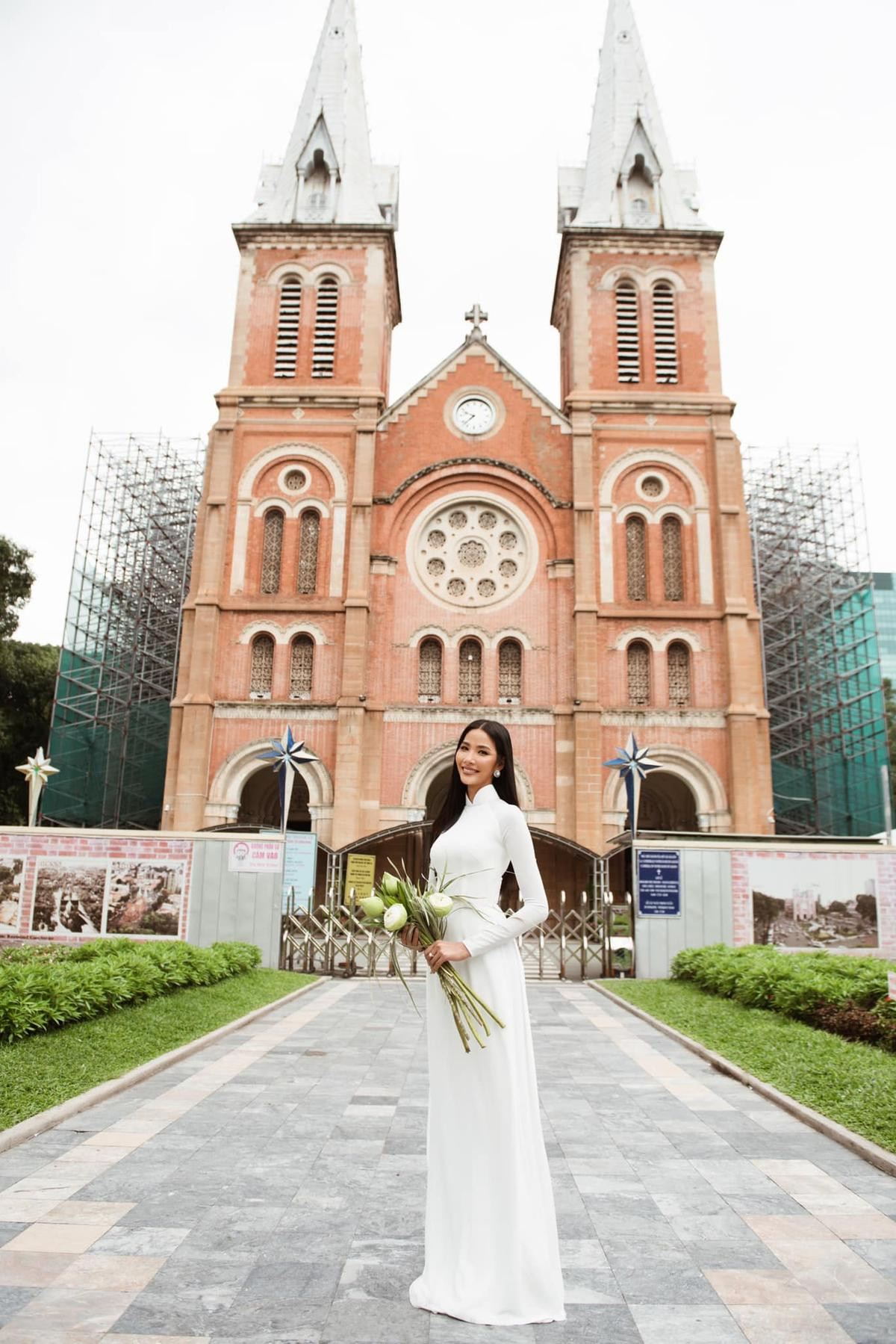 Hoàng Thùy diện áo dài trắng 'phủ sóng' Miss Universe: Fan chờ National Costume của Khánh Vân Ảnh 4