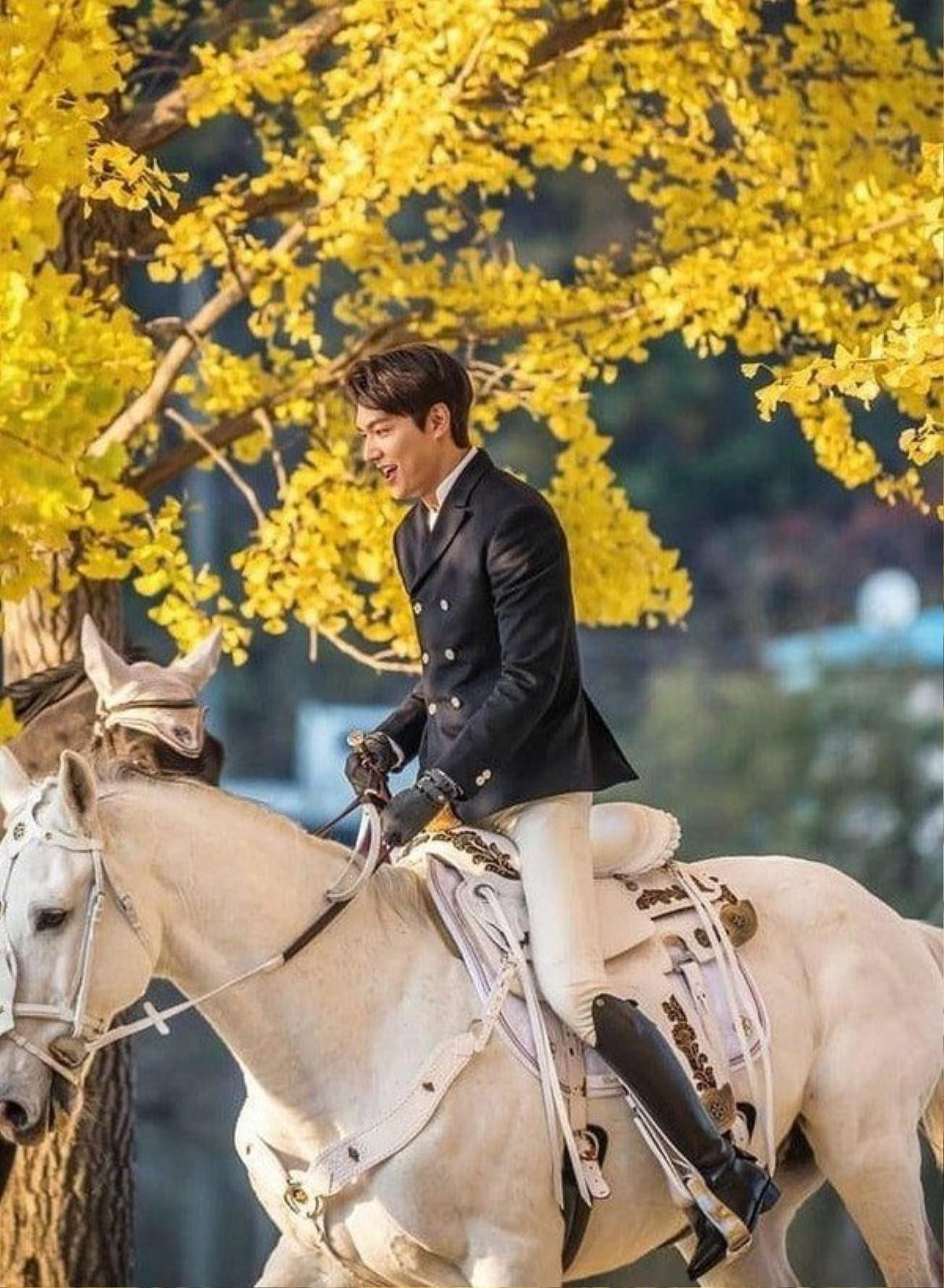 Những cảnh quay đẹp nhất trong hai tập đầu 'The King: Eternal Monarch': Lee Min Ho 'phóng điện' với cả Kim Go Eun và Woo Do Hwan Ảnh 1