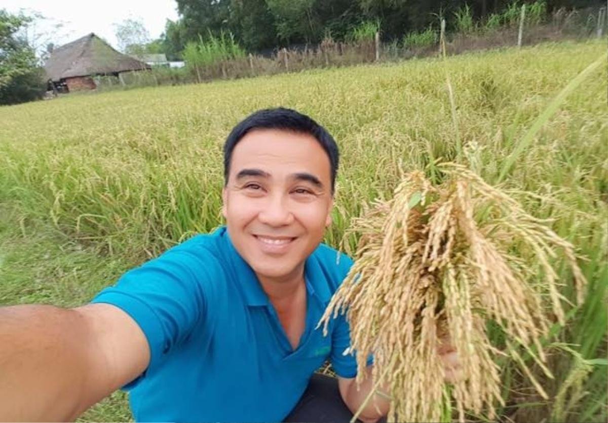 MC Quyền Linh gây 'sốt' khi lần đầu trổ tài đánh đàn 'cực xịn' cùng giọng hát truyền cảm Ảnh 3