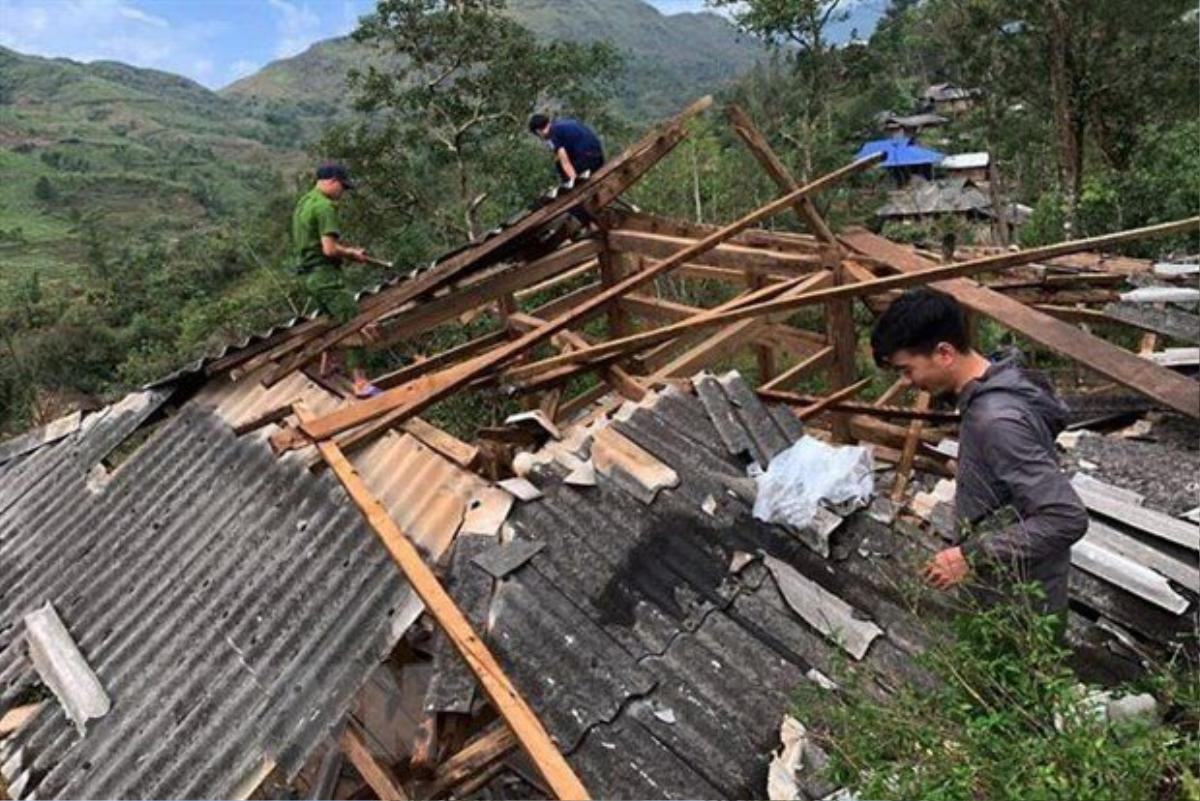 Mưa đá, giông lốc ở Lai Châu khiến 2 người tử vong, hàng trăm ngôi nhà bị thủng mái, đổ sập Ảnh 1