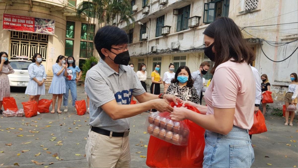 Xúc động khoảnh khắc Hiệu trưởng và Phó Hiệu trưởng tự tay bê gạo, hỗ trợ sinh viên trong mùa dịch Ảnh 3