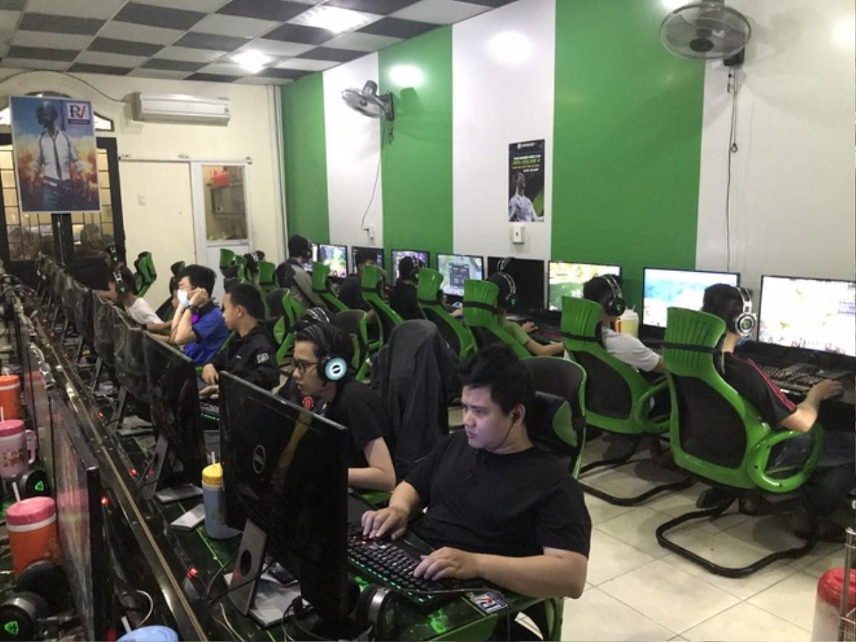 Bất chấp quy định về phòng chống Covid-19, quán Internet mở cửa cho 50 người chơi game online Ảnh 1