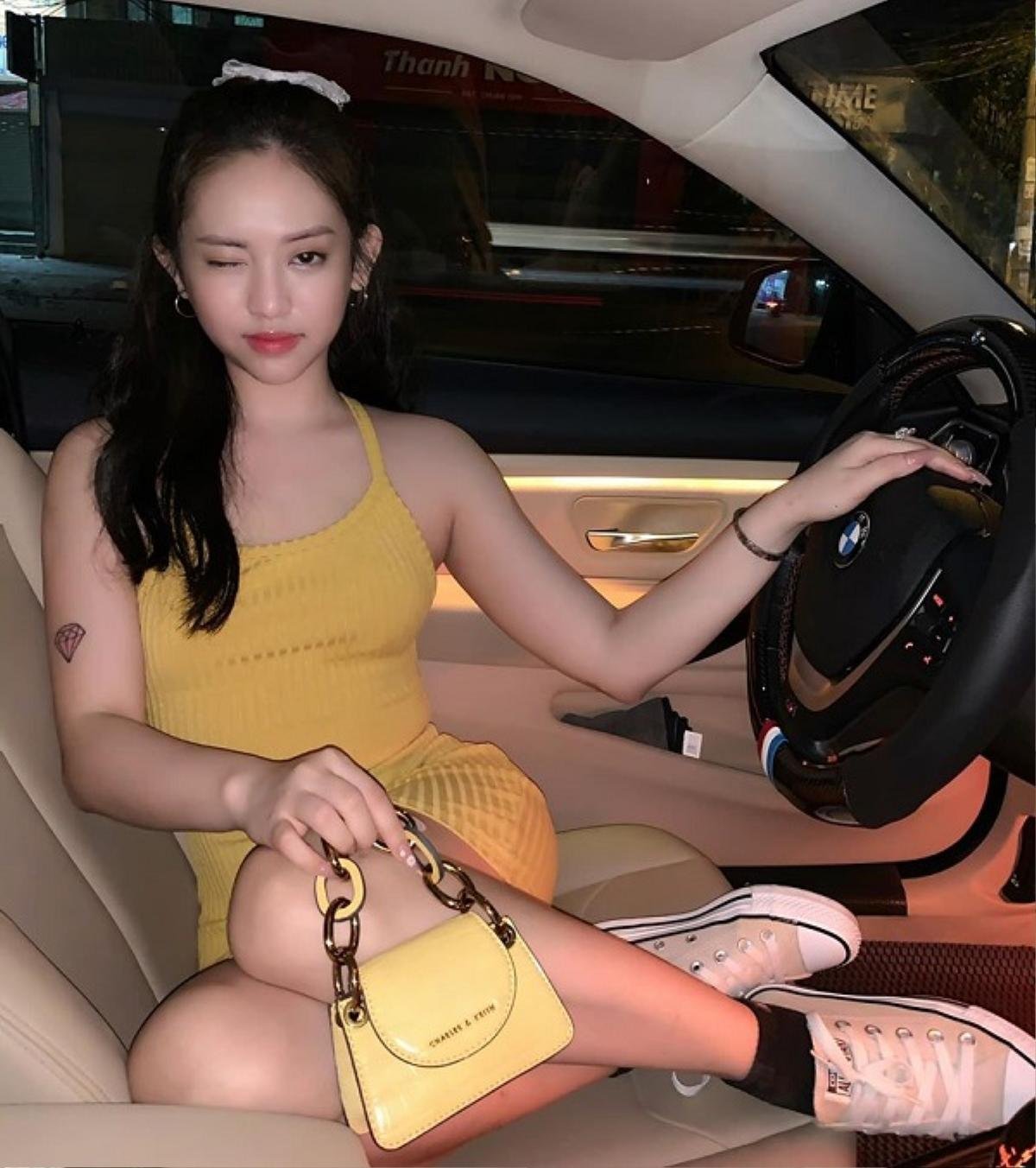 Chán chụp streetstyle ngoài phố, Hot girl Thúy Vi diện đủ style 'thả dáng' trên xế hộp Ảnh 2