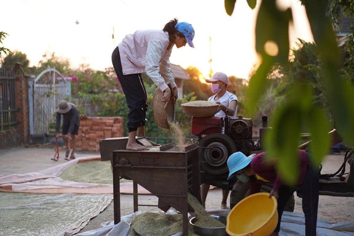 H'Hiên tự tay làm tóc xoăn tại nhà khiến nhà tạo mẫu tóc cũng phải ngả mũ bái phục Ảnh 7