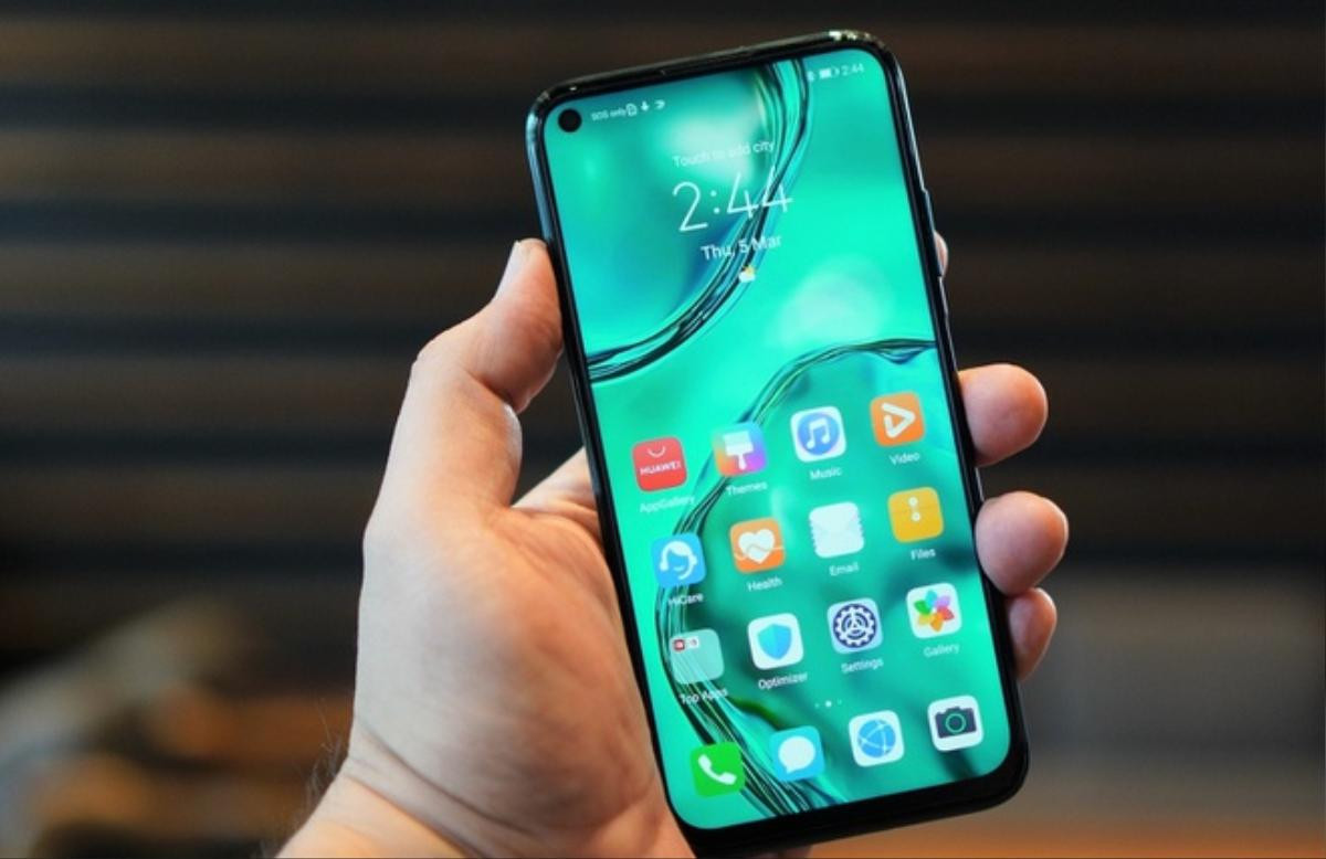 Huawei Nova 7i (6,99 triệu đồng): Có cùng tầm giá với Realme 6, Huawei Nova 7i cũng có cách thiết kế màn hình “đục lỗ” cho camera trước 16 MP tương tự để tối ưu không gian hiển thị của màn hình 6,4 inch LTPS LCD Full HD+ cho người dùng. Ở mặt lưng, người dùng cũng có cụm 4 camera bao gồm camera 48 MP & Phụ 8 MP, 2 MP, 2 MP. Bốn camera này được sắp xếp trên một cụm camera lồi lên với kích thước khá lớn. Một số thông số khác cũng có trên chiếc điện thoại này bao gồm pin 4.200 mAh, có tính năng sạc nhanh, chip Kirin 810 8 nhân, RAM 8 GB và bộ nhớ trong 128 GB. Điểm trừ của Nove 7i nằm ở việc nó không trực tiếp hỗ trợ các ứng dụng và dịch vụ quen thuộc của Google. (Ảnh: CNET)