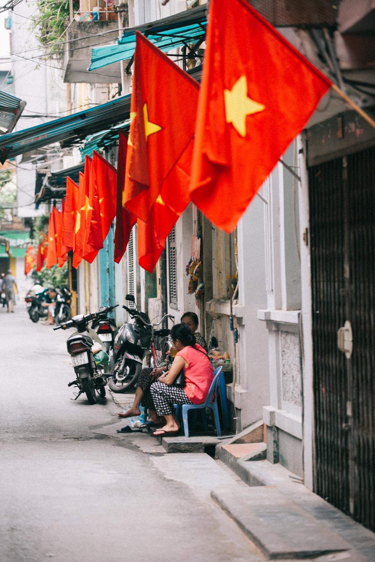 Hà Nội - Sài Gòn rực rỡ cờ đỏ sao vàng mừng 45 năm ngày thống nhất đất nước Ảnh 2