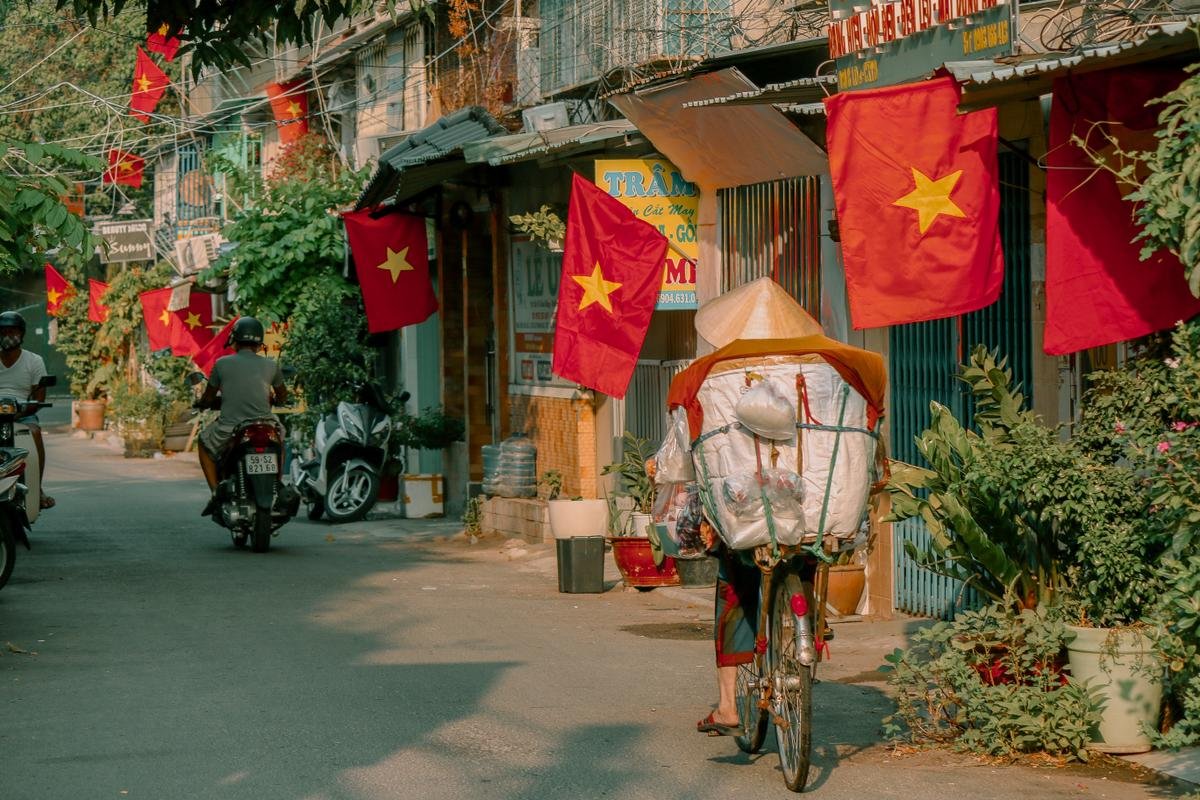 Hà Nội - Sài Gòn rực rỡ cờ đỏ sao vàng mừng 45 năm ngày thống nhất đất nước Ảnh 11