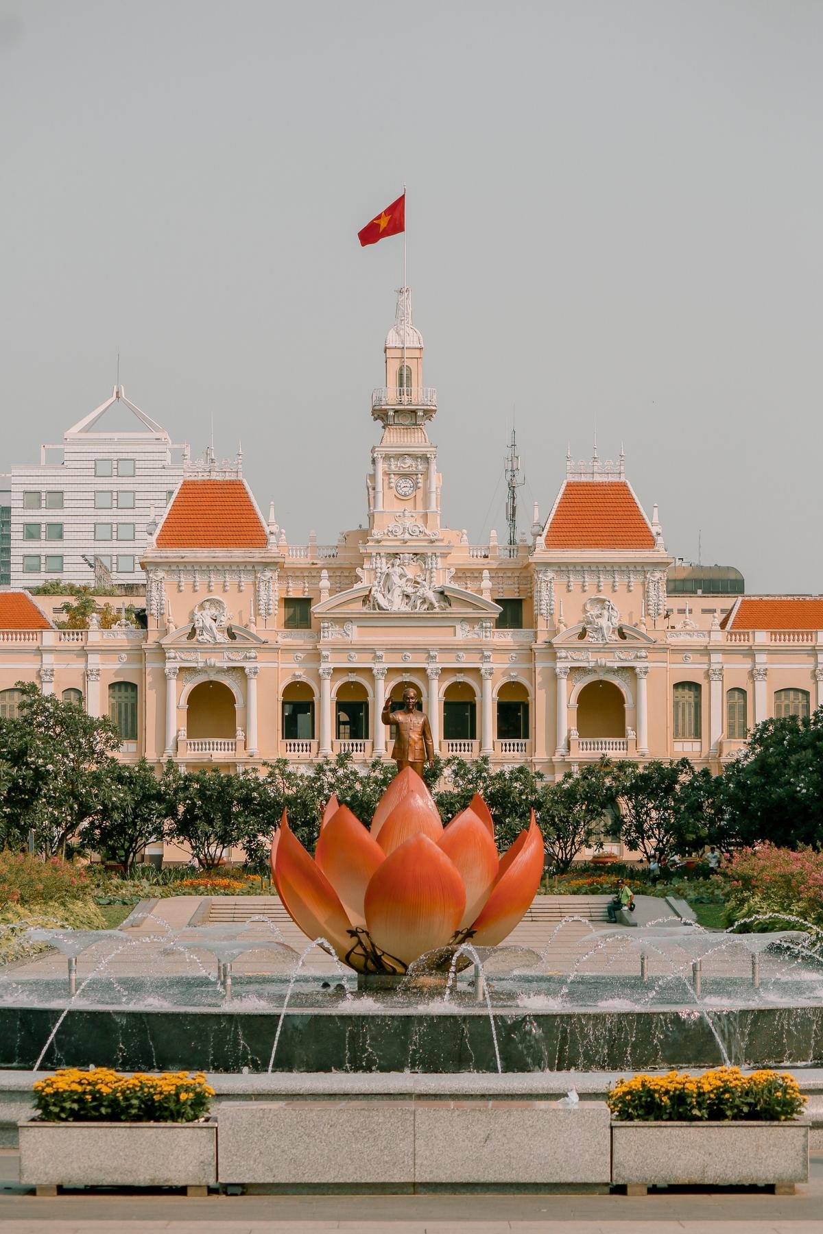 Hà Nội - Sài Gòn rực rỡ cờ đỏ sao vàng mừng 45 năm ngày thống nhất đất nước Ảnh 14