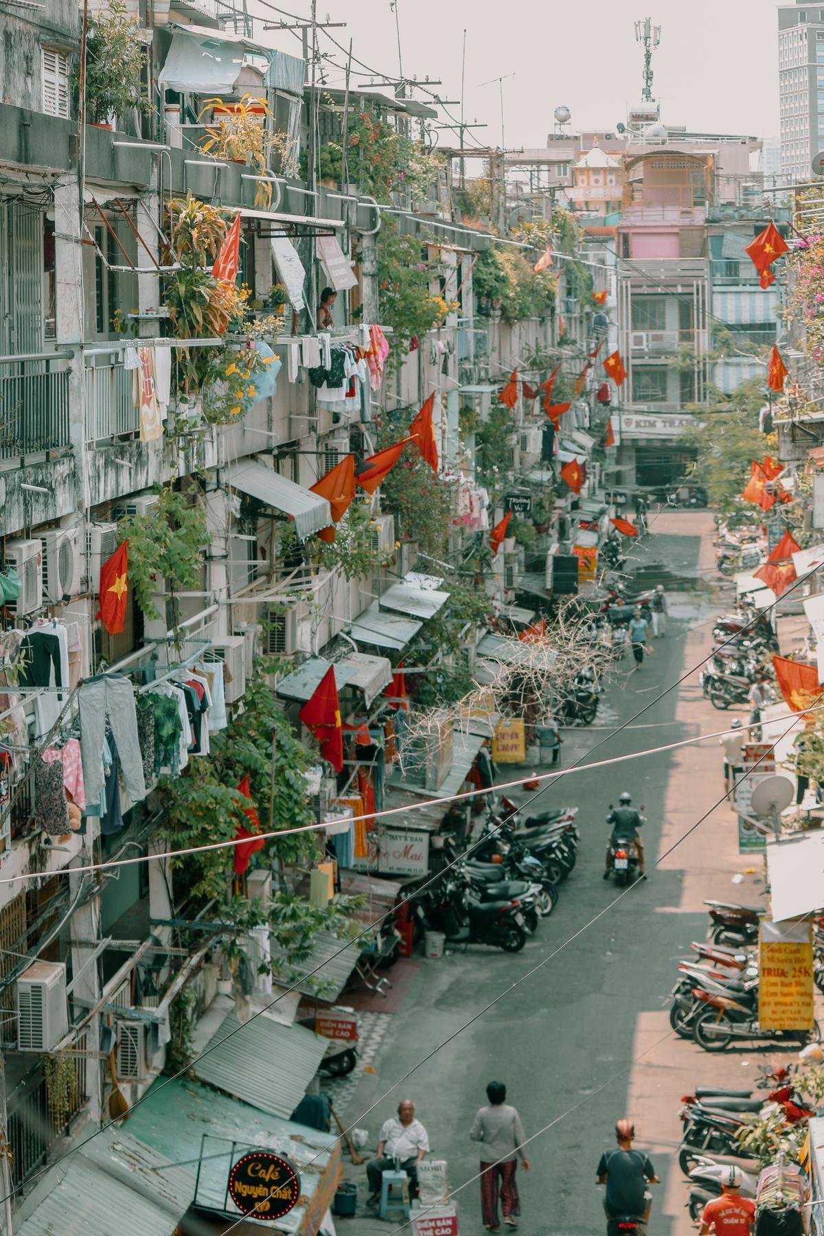 Hà Nội - Sài Gòn rực rỡ cờ đỏ sao vàng mừng 45 năm ngày thống nhất đất nước Ảnh 19