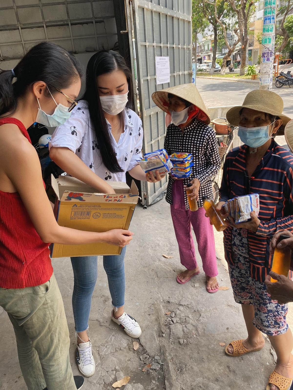 Á hậu Kim Duyên dùng tiền tiết kiệm trao quà cho người dân khó khăn Ảnh 7