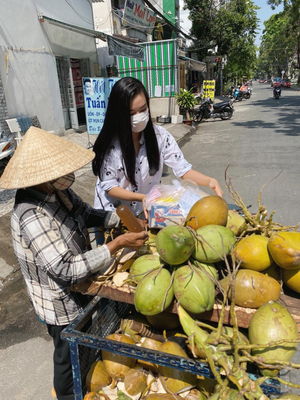 Á hậu Kim Duyên dùng tiền tiết kiệm trao quà cho người dân khó khăn Ảnh 2