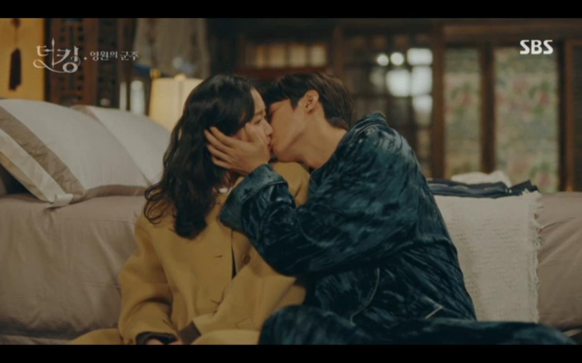 'Quân vương bất diệt' tập 5: Kim Go Eun đụng độ hôn phu của Lee Min Ho, tam giác tình yêu bắt đầu? Ảnh 15