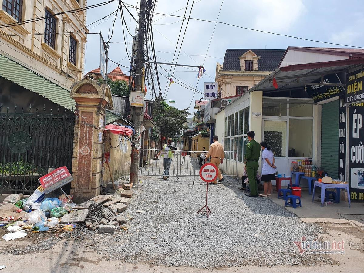 Phong tỏa thôn Kiêu Kỵ - Gia Lâm với khoảng 600 người do có một công nhân sốt cao Ảnh 1