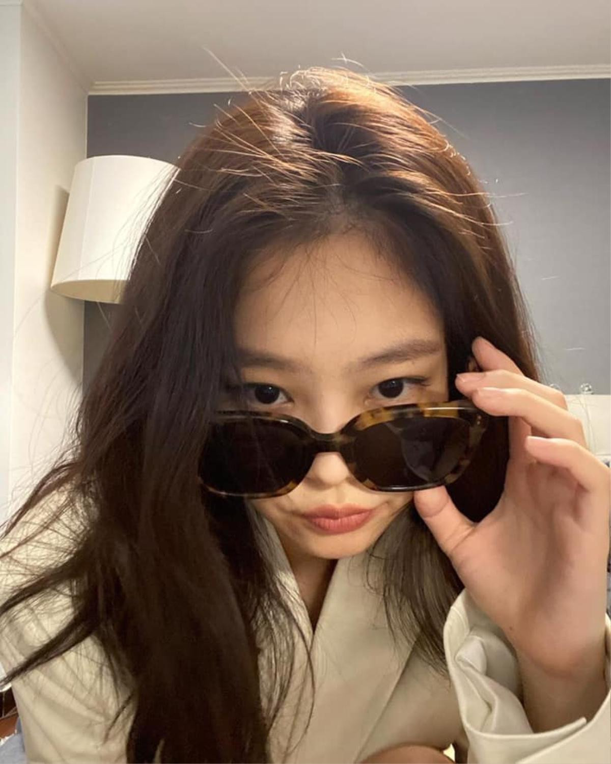 Kai chứng minh mình là 'biểu tượng thời trang toàn cầu' - Jennie tung 59 bức hình trong 15 phút trên Instagram khiến BLACKPINK nóng trở lại Ảnh 24