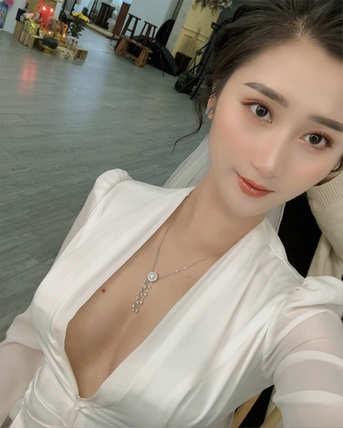 Chụp ảnh cưới với ngôi sao ĐTVN, hot girl Hải Phòng lộ nốt ruồi son khi khoe vòng 1 quyến rũ Ảnh 2