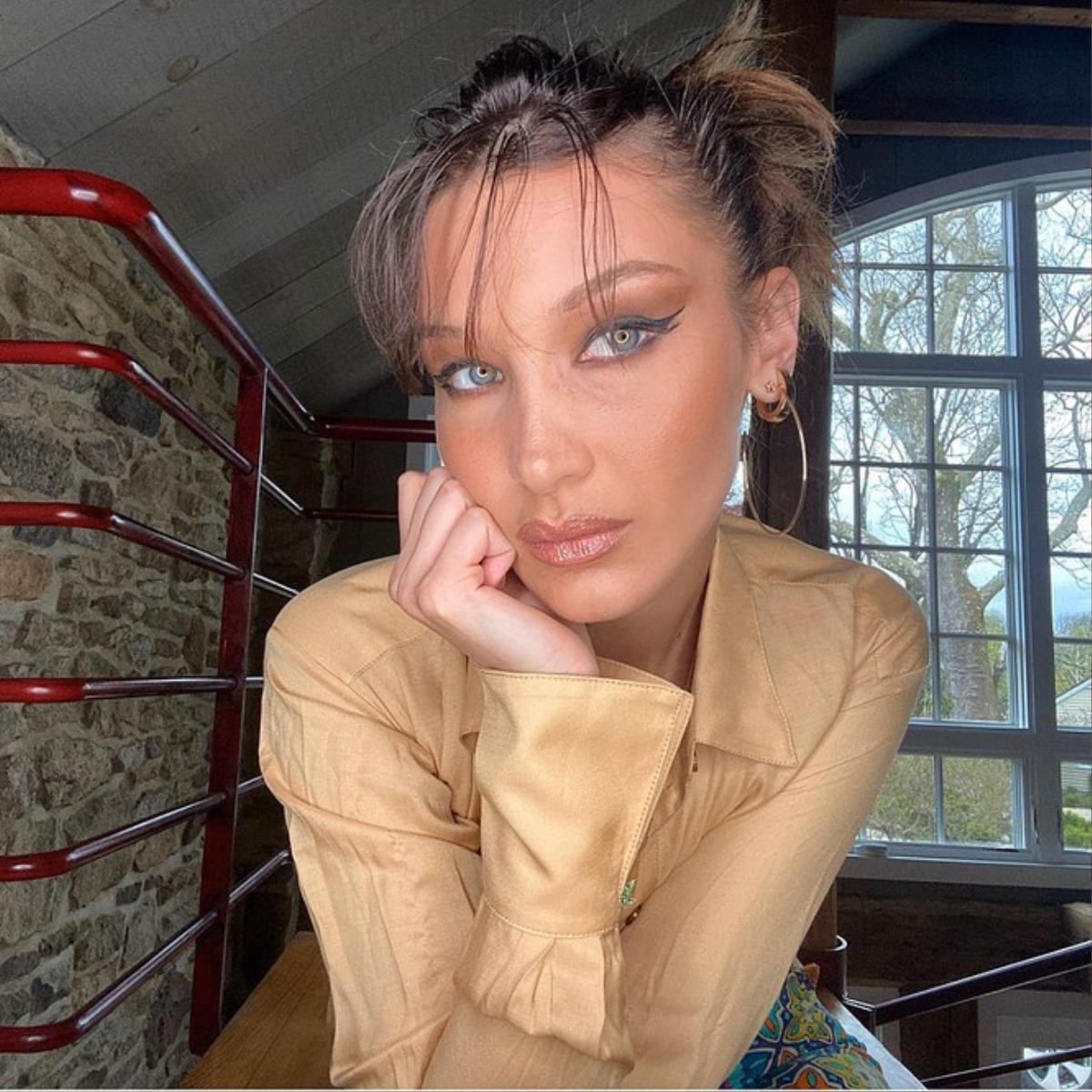 Chóng mặt khi Bella Hadid diện áo sơ mi bung nút 'phô ngực' đầy gợi cảm Ảnh 3