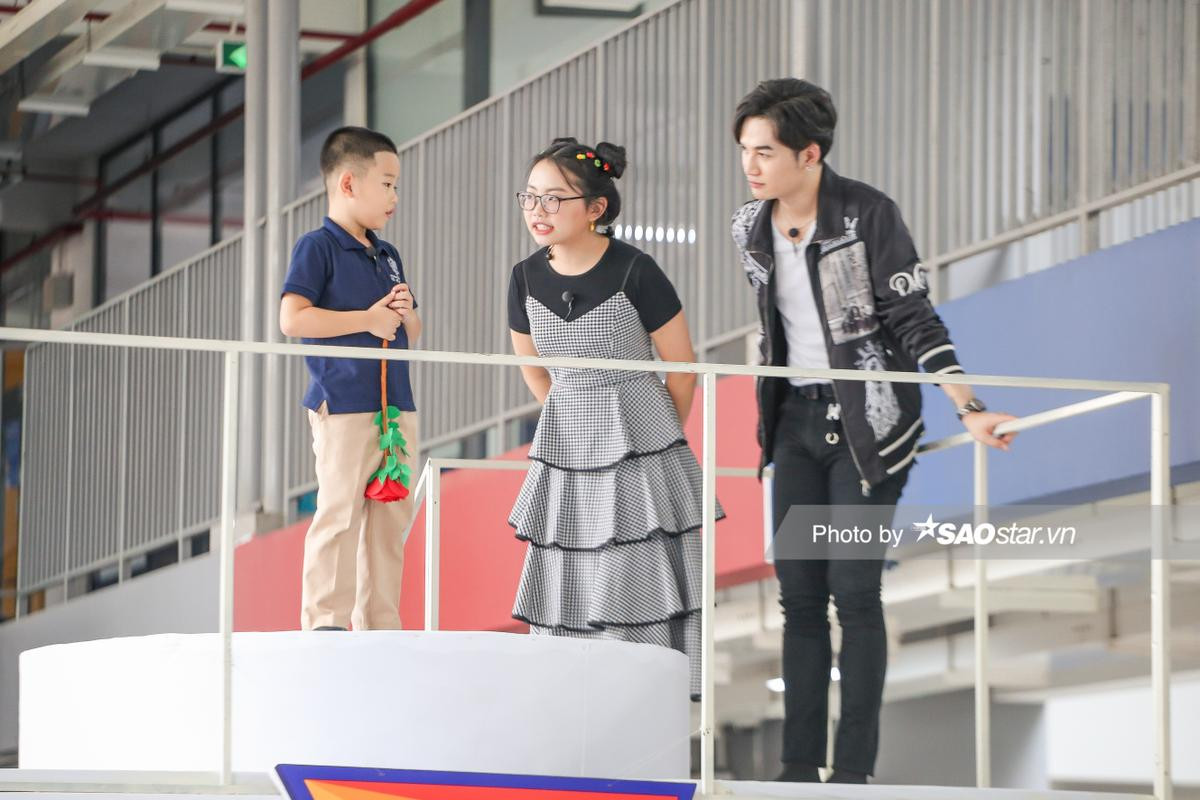 Ali Hoàng Dương phấn khích với cậu bé lớp 1 nhờ bố làm hoa giấy: 'Thầy Thanh đẹp trai và thương con' Ảnh 4