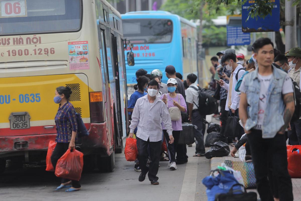 Người dân lỉnh kỉnh đồ đạc trở lại Hà Nội sau kì nghỉ lễ 30/4 kéo dài 4 ngày Ảnh 11