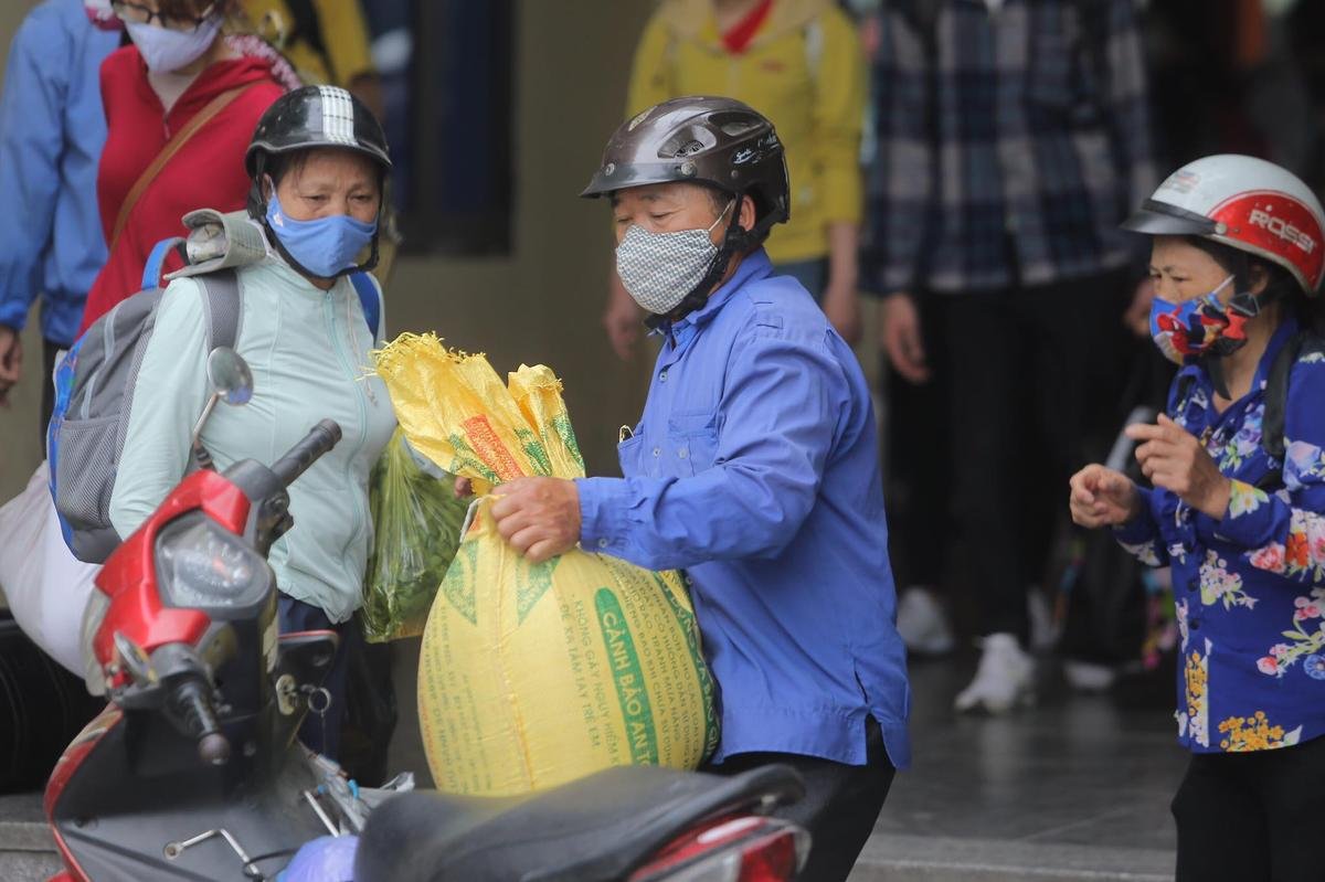 Người dân lỉnh kỉnh đồ đạc trở lại Hà Nội sau kì nghỉ lễ 30/4 kéo dài 4 ngày Ảnh 12