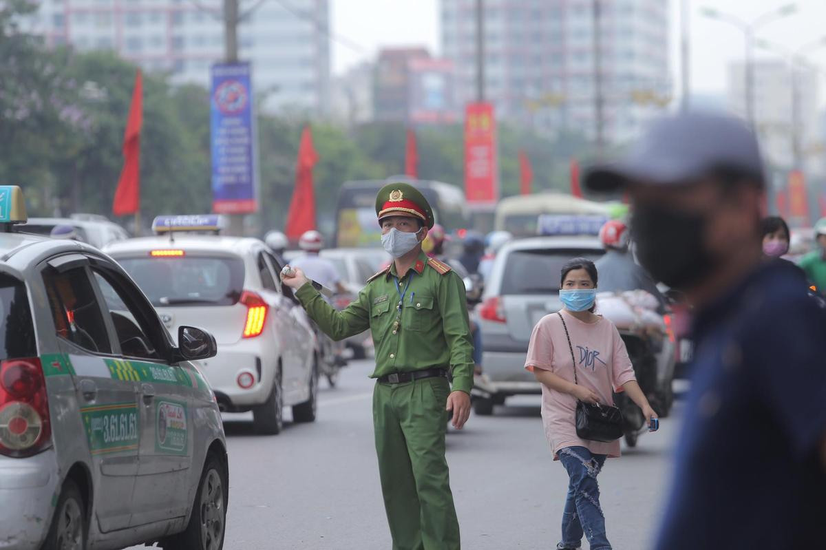 Người dân lỉnh kỉnh đồ đạc trở lại Hà Nội sau kì nghỉ lễ 30/4 kéo dài 4 ngày Ảnh 13